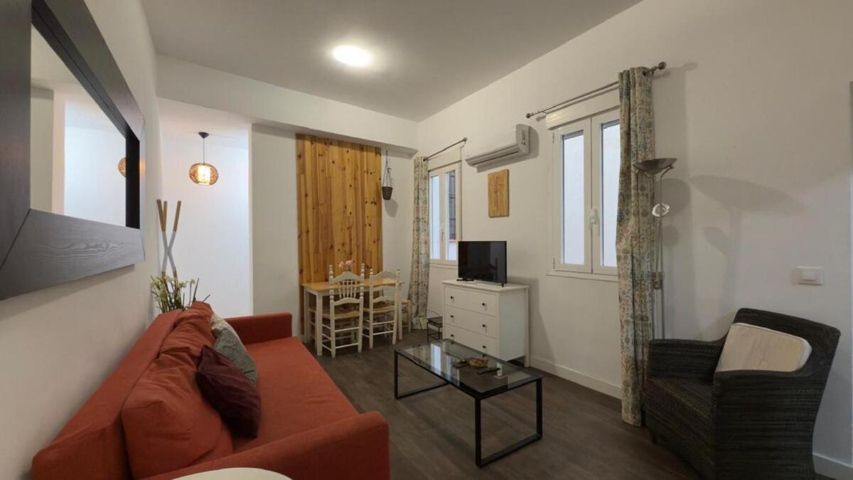 Centrally Located In 2i Apartment *
