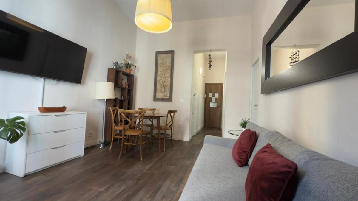 Apartment Centrally Located In 1d
