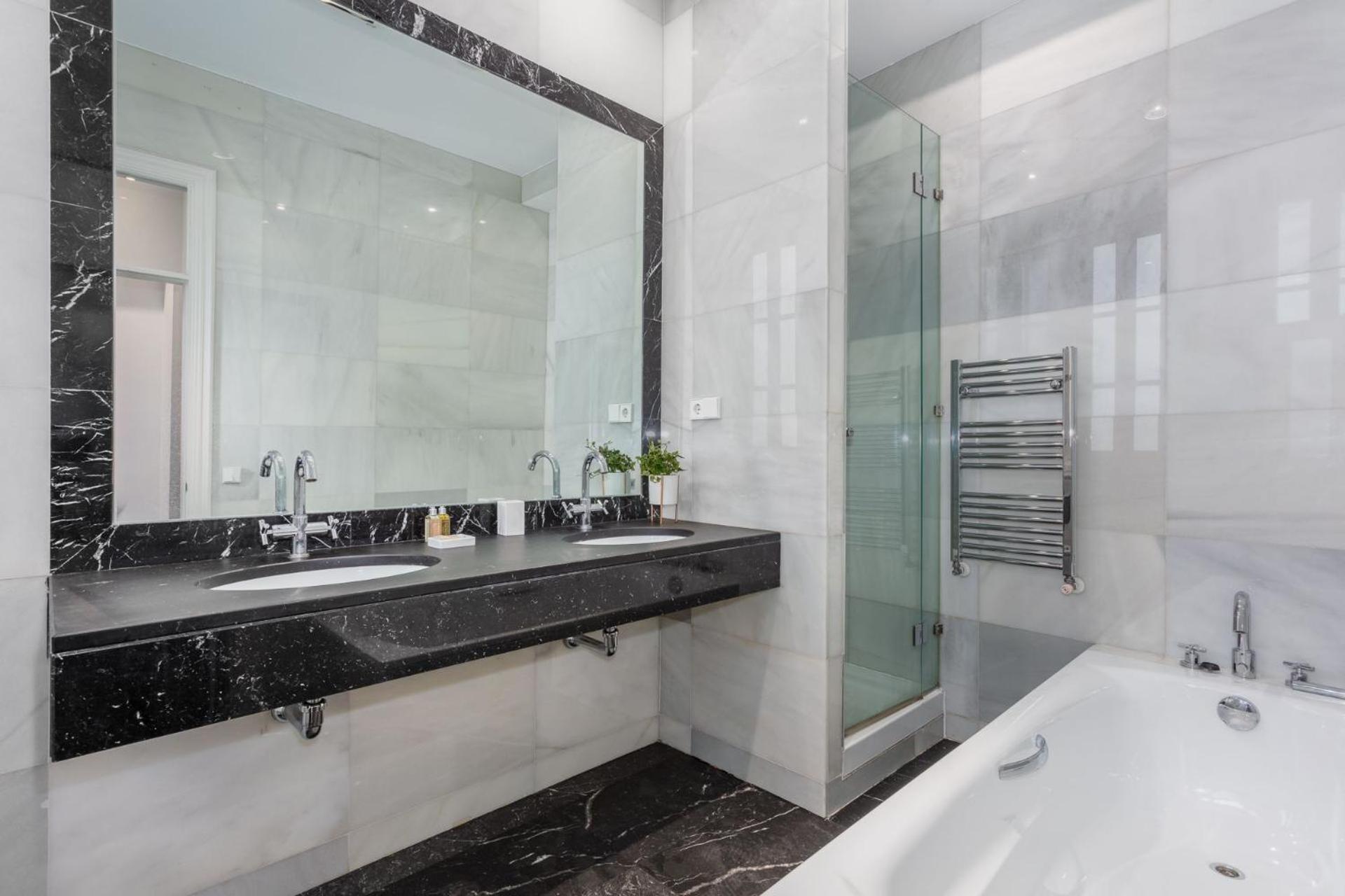 Charming And Spacious Steps From Gran Via Apartment