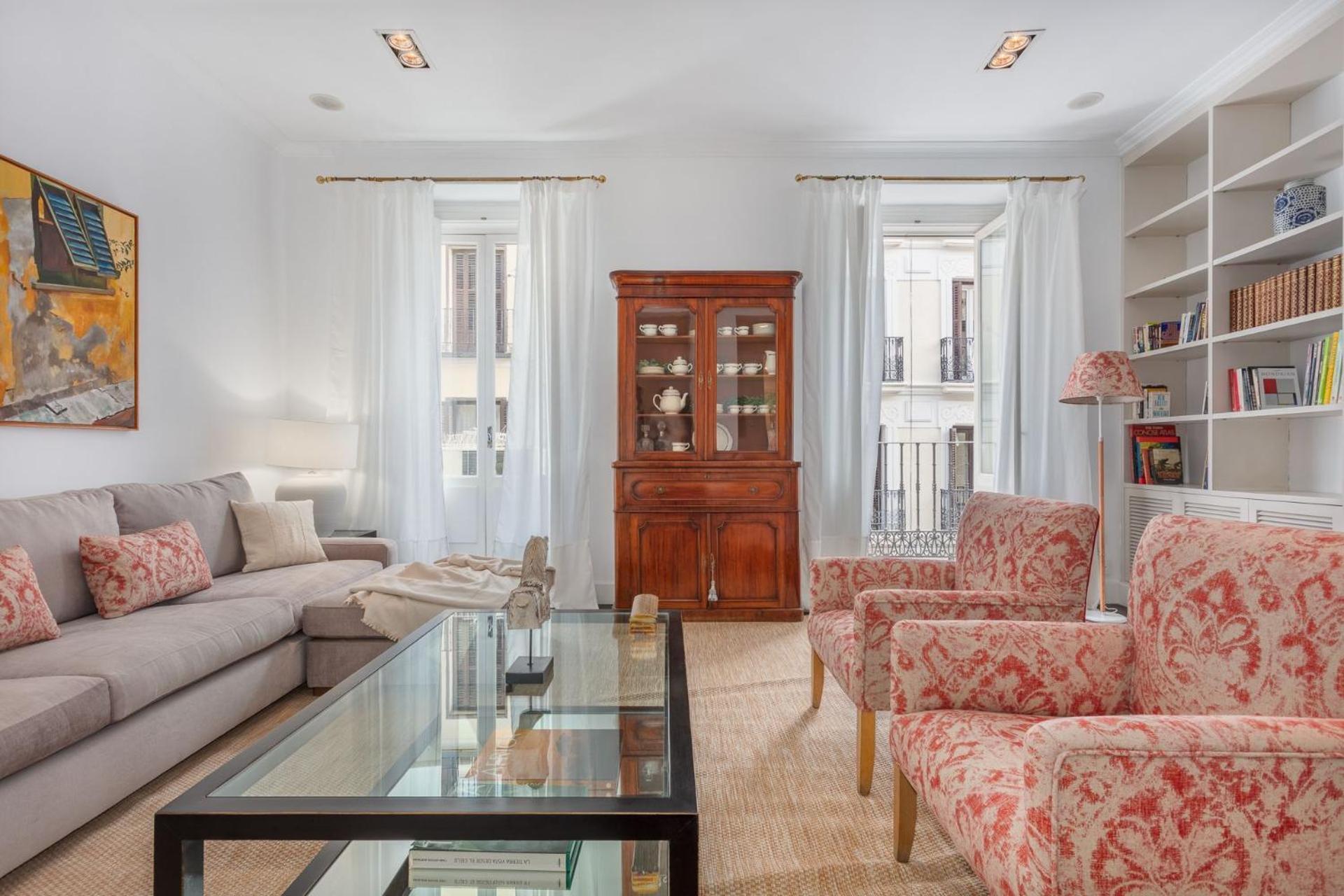 Charming And Spacious Steps From Gran Via *
