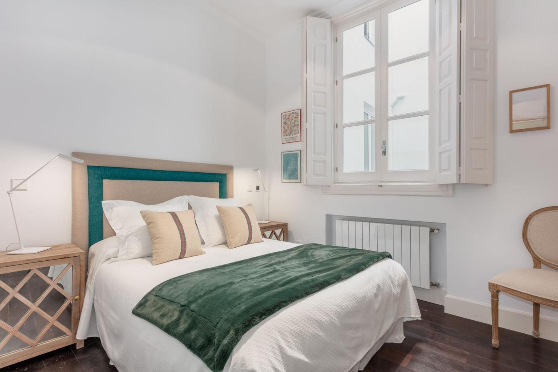 Charming And Spacious Steps From Gran Via