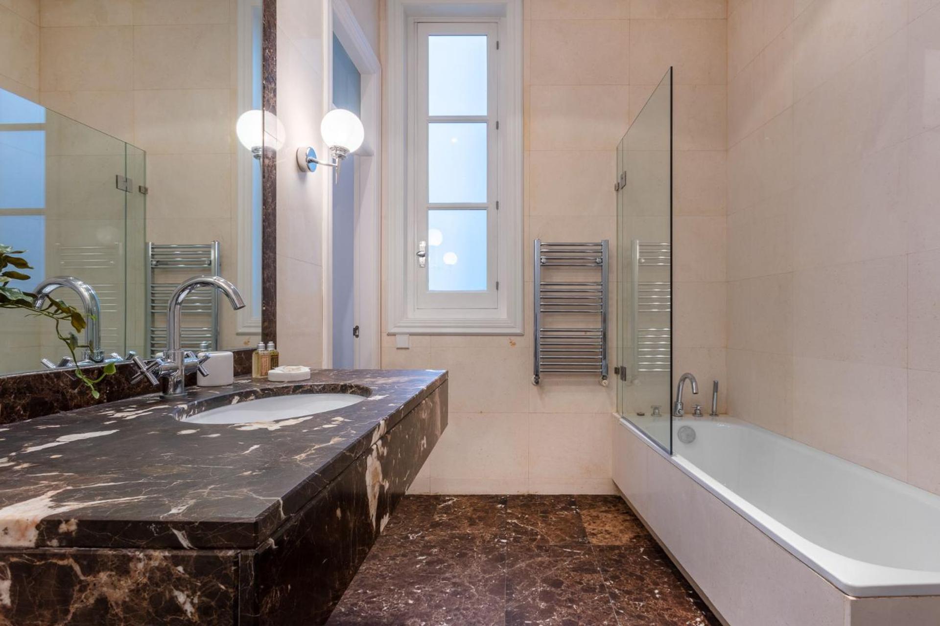 Charming And Spacious Steps From Gran Via Apartment