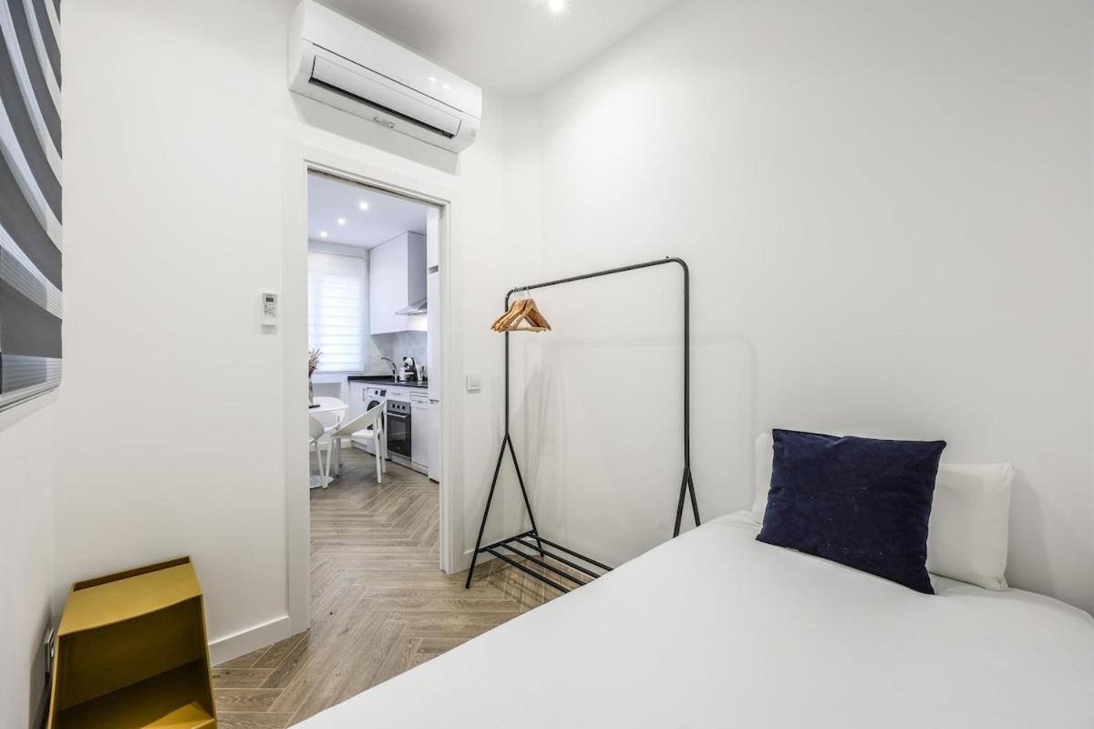Urban Tranquility In With Modern Comforts Apartment *