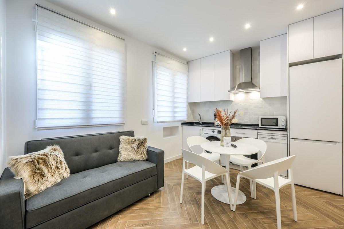 Urban Tranquility In With Modern Comforts Apartment *