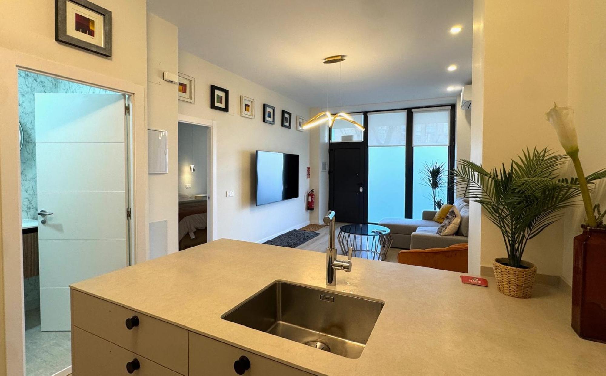 Gold Aparment Wifi Ac Services E1 *