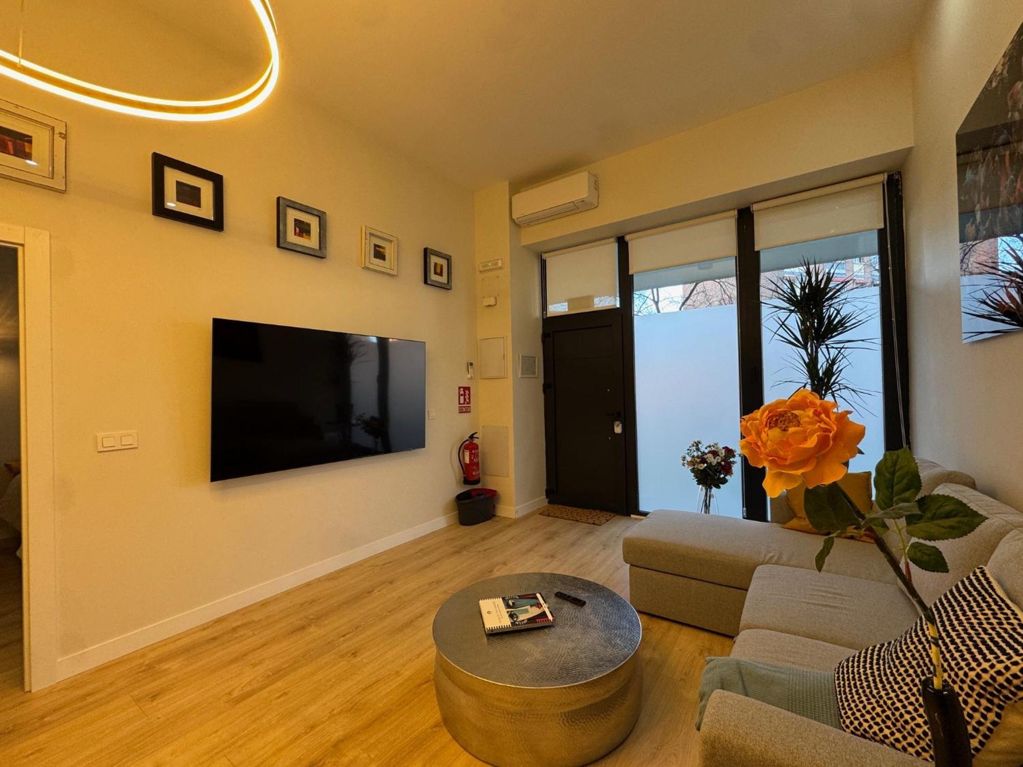 Gold Aparment Wifi Ac Services E1 *