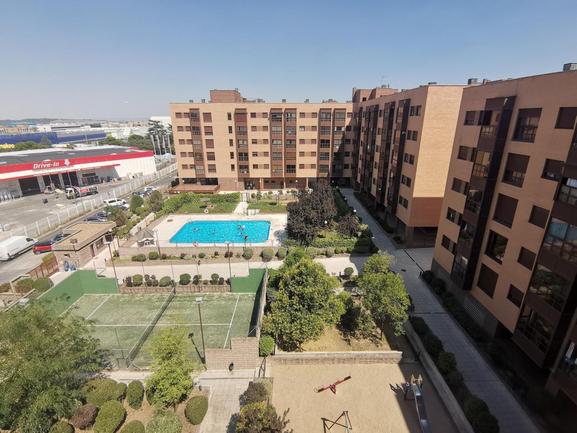 Con Garaje Y Piscina *