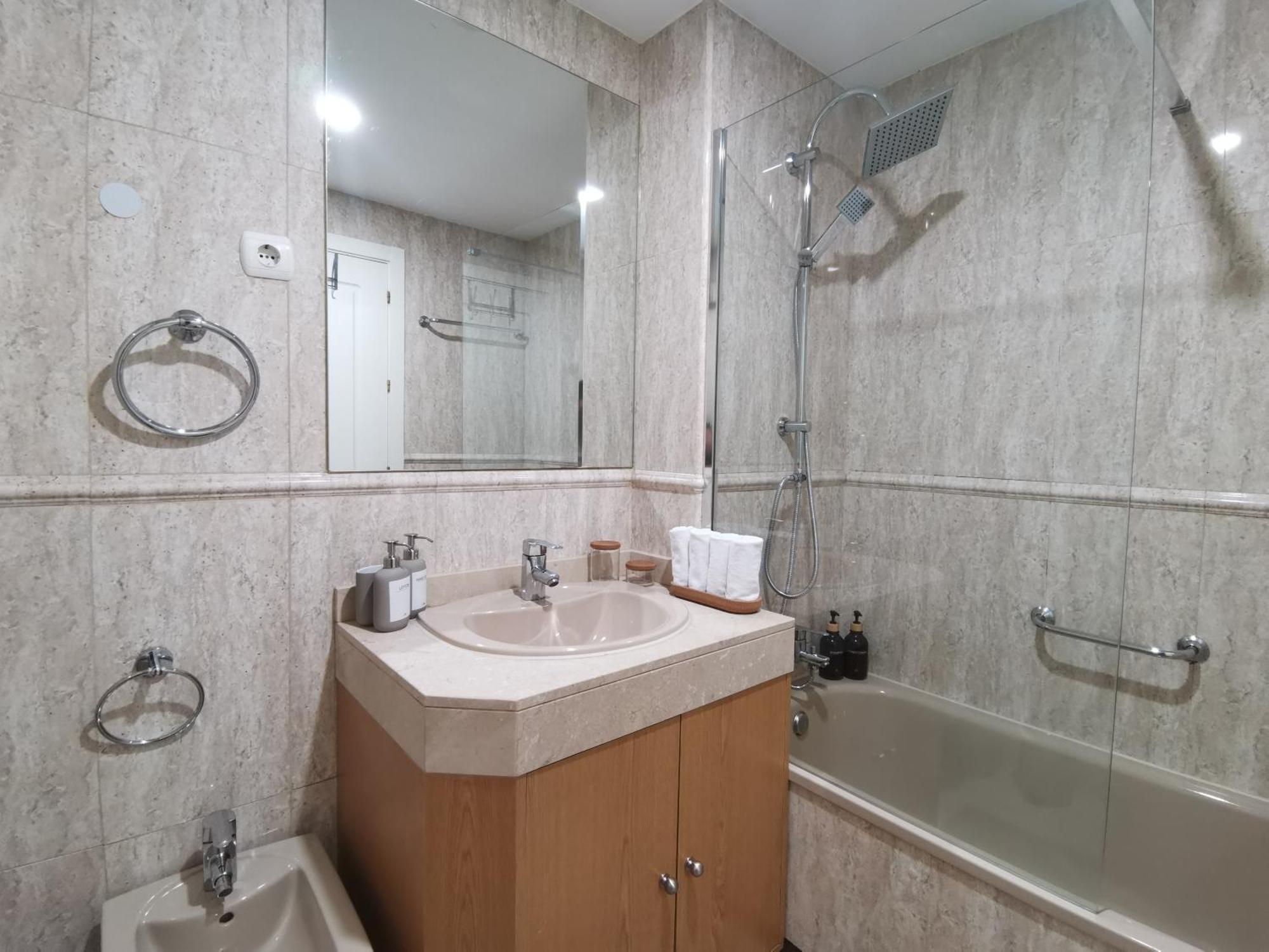 Con Garaje Y Piscina Apartment