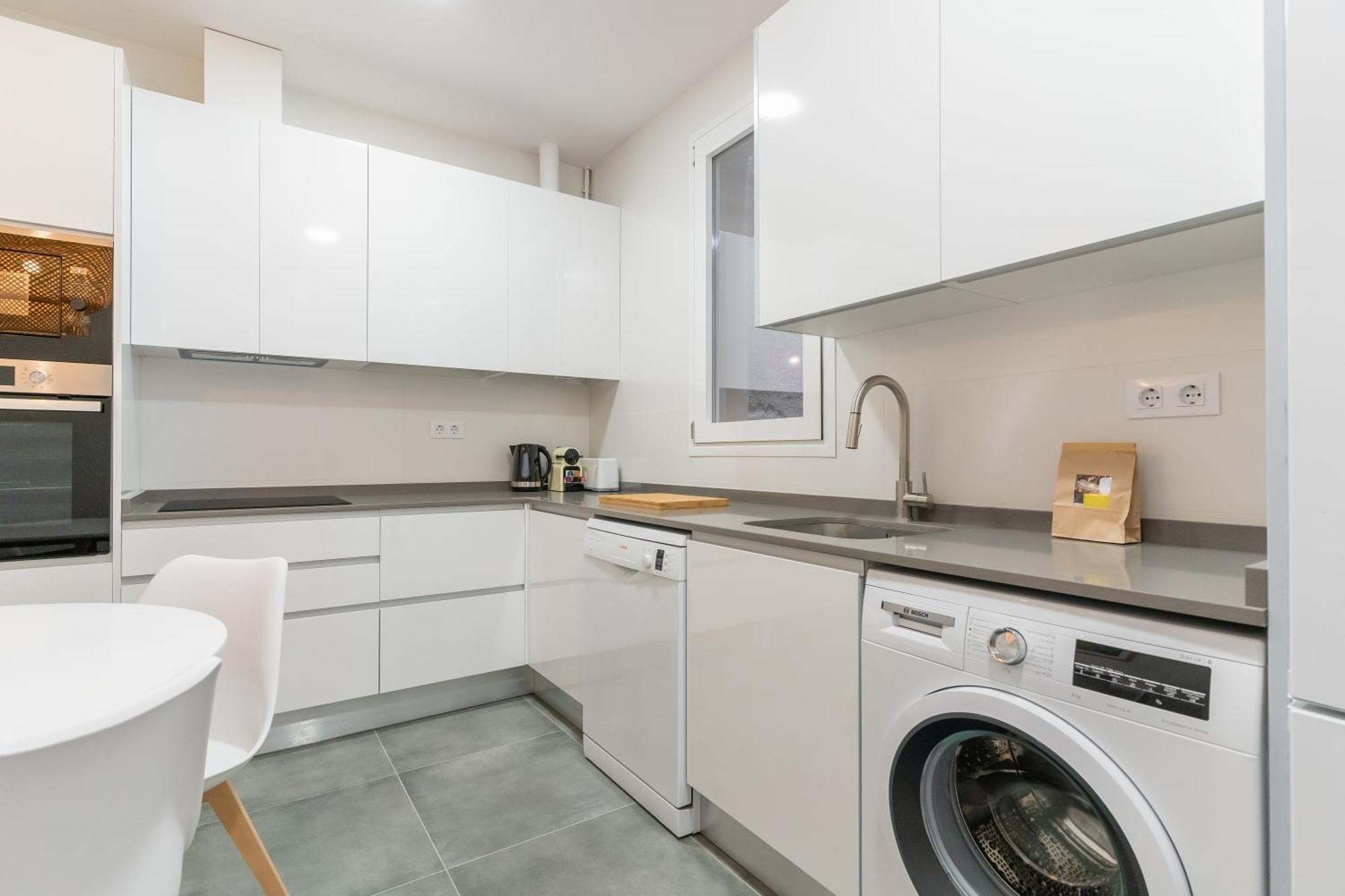 Renovated Modern -4 Bedrooms 2baths-salamanca Apartment *