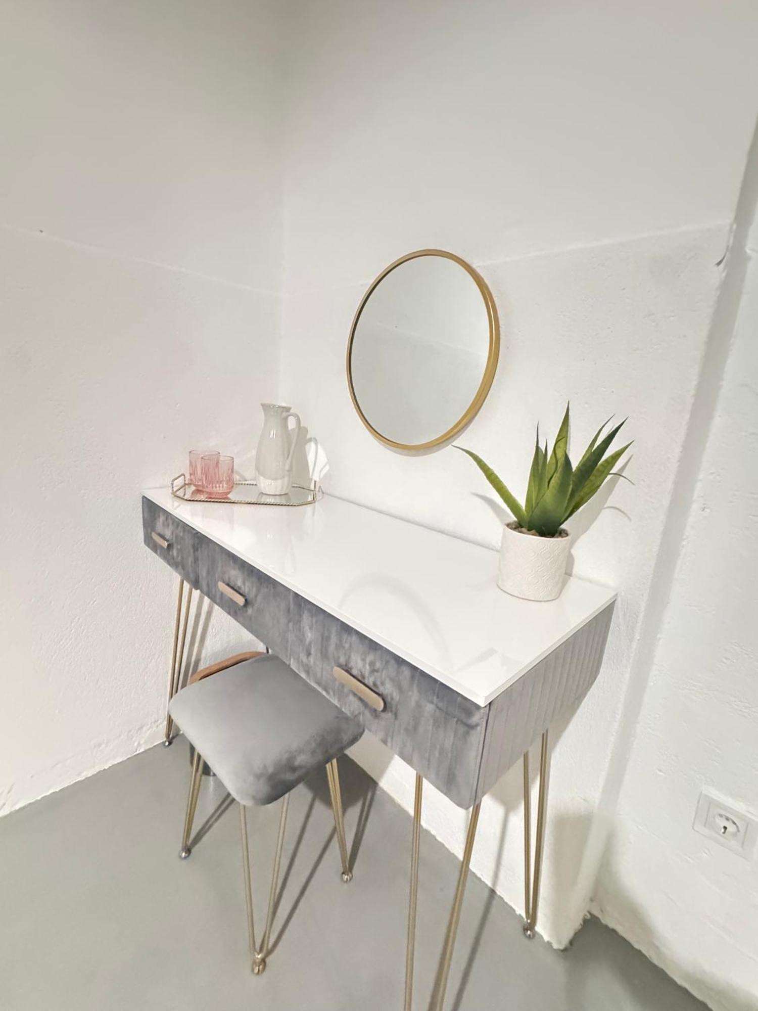 Beautyflat For Six By Elenahost * Madri