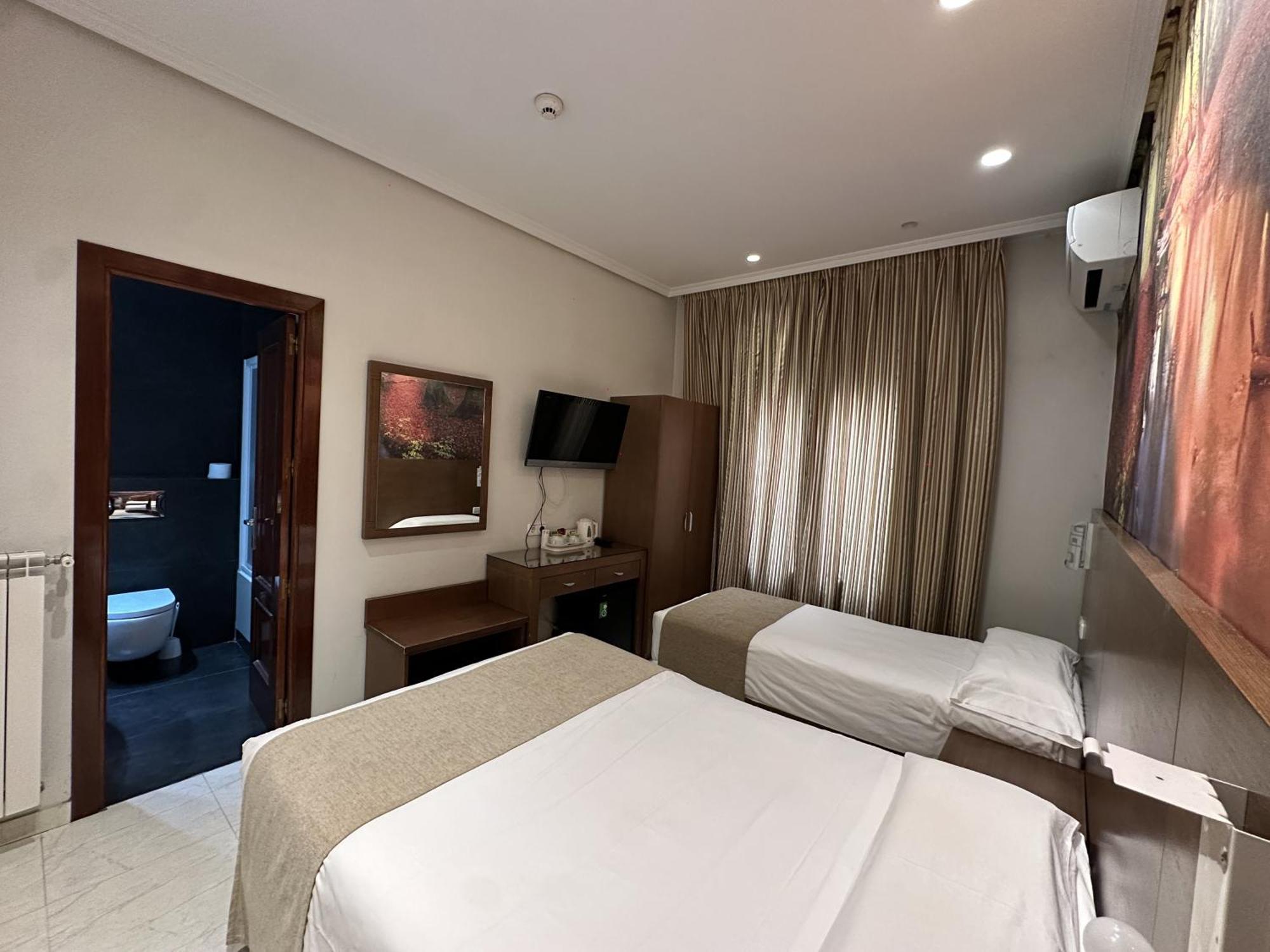 Atocha Almudena Martin Guest house 2*