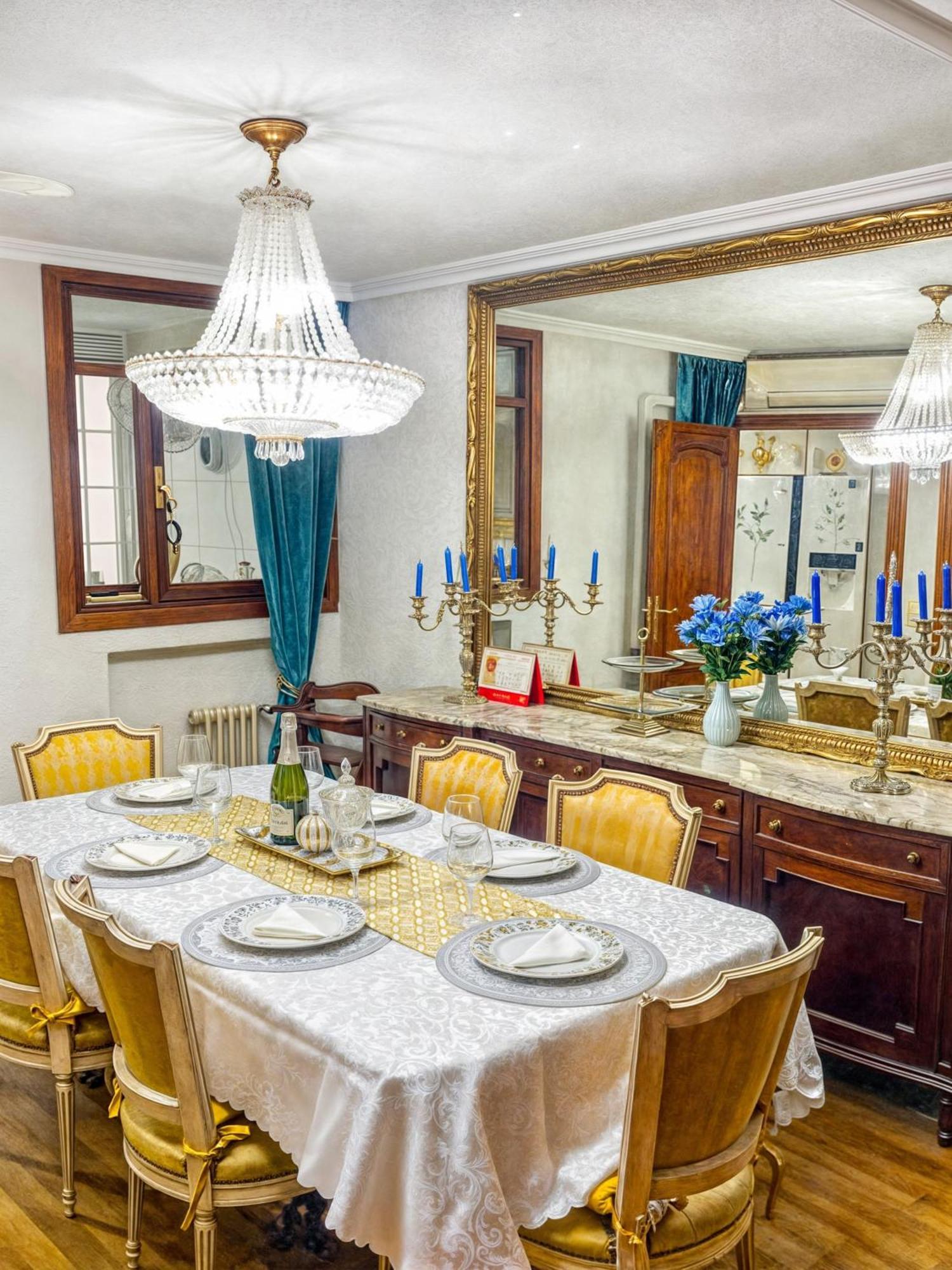 Moncloa, Comfort In The Heart Of *