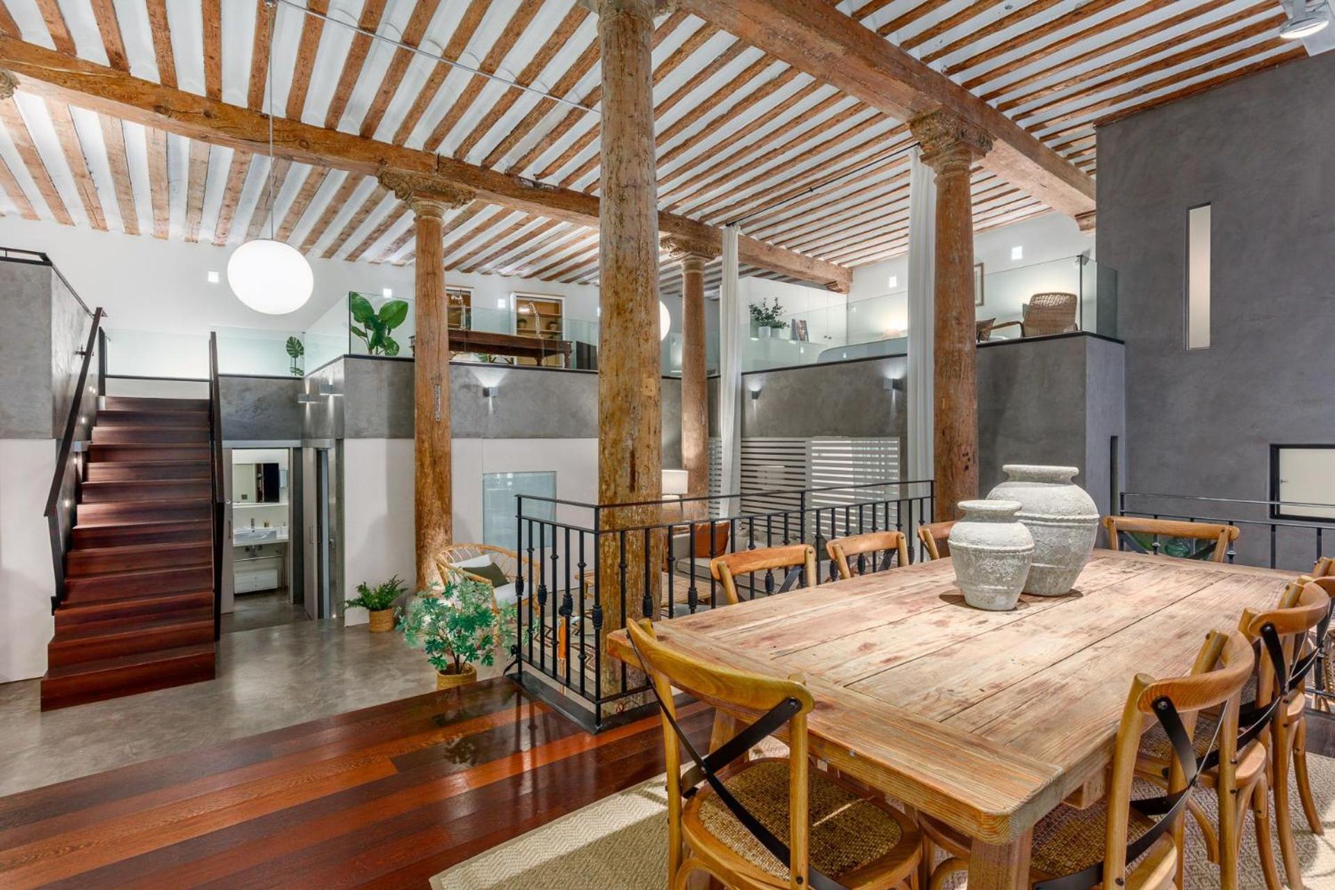 Boho-chic Loft In A Legendary 17th-century 'trap House Apartment