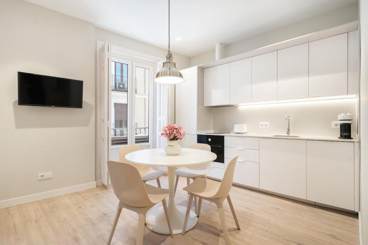 Modern, Brand-new For 4 In Letras - Huertas Apartment Madrid