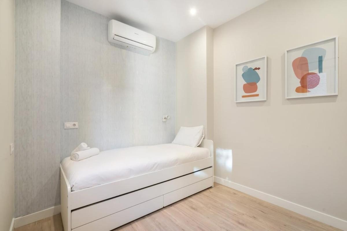 Modern, Brand-new For 4 In Letras - Huertas Apartment