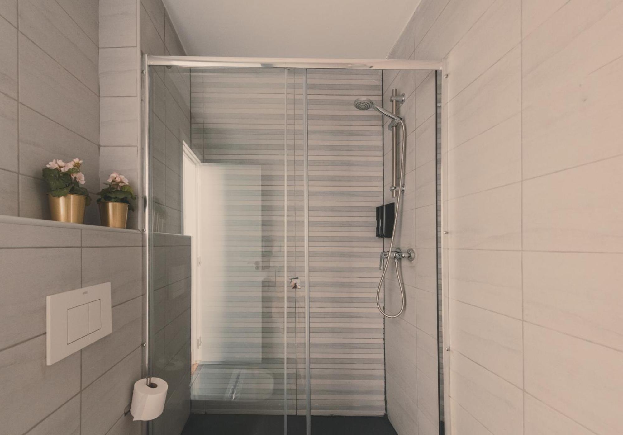 8 Rooms, 6 Bathrooms Over Gran Via Street Apartment *