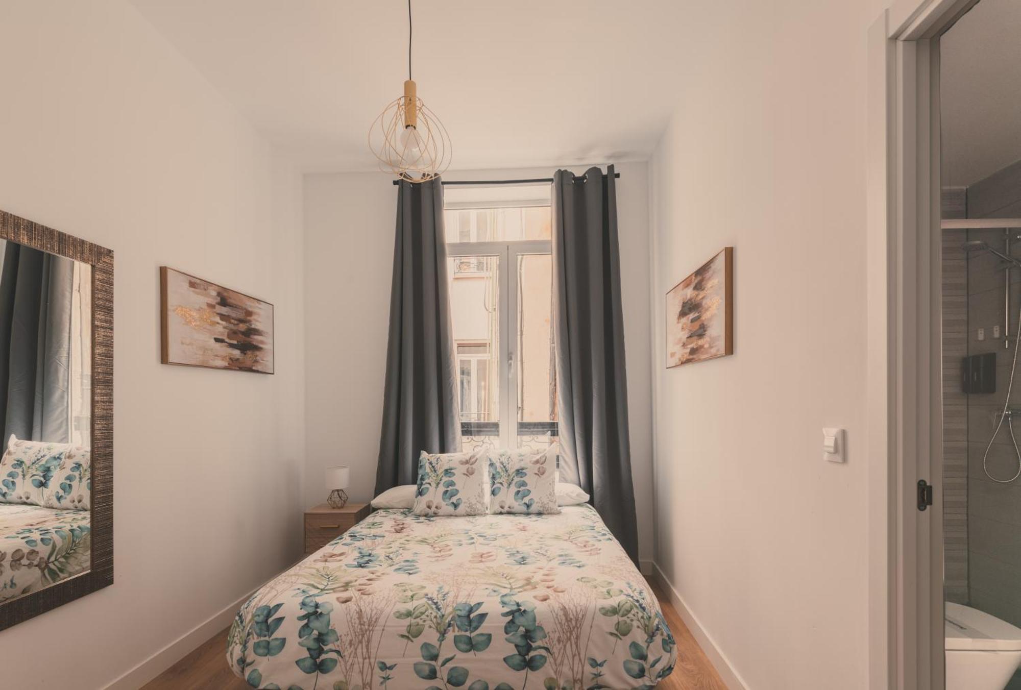 8 Rooms, 6 Bathrooms Over Gran Via Street Apartment Madrid