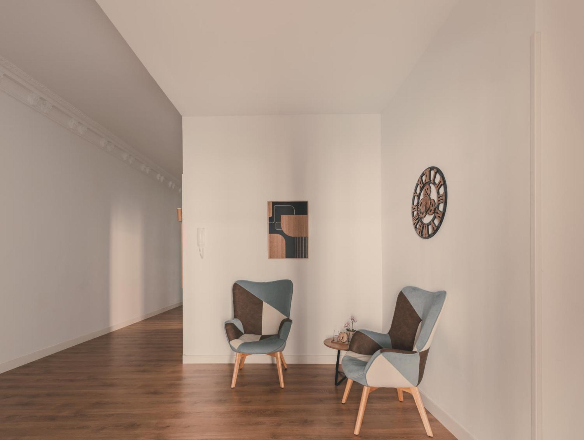 8 Rooms, 6 Bathrooms Over Gran Via Street Madrid