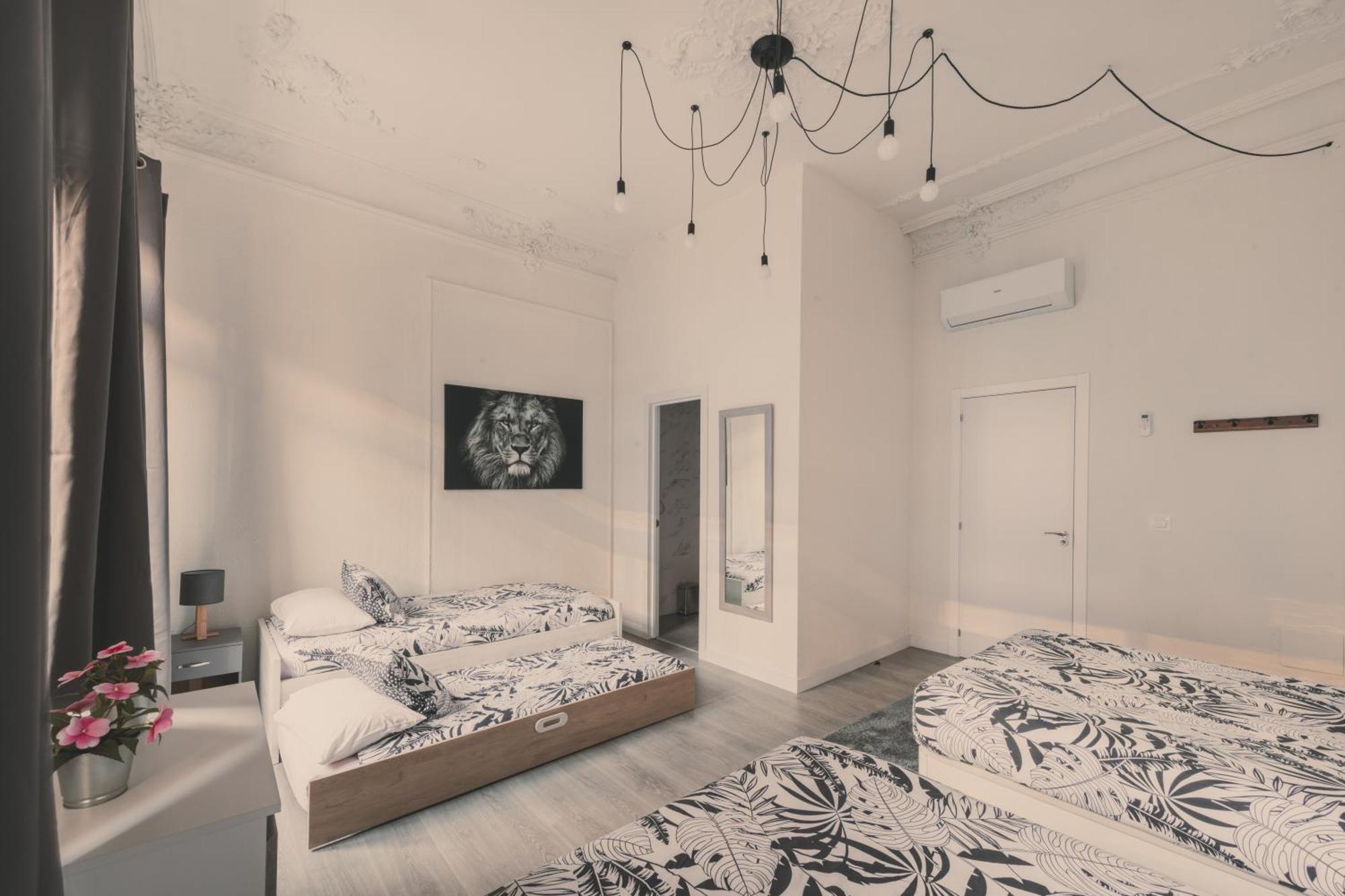 8 Rooms, 6 Bathrooms Over Gran Via Street