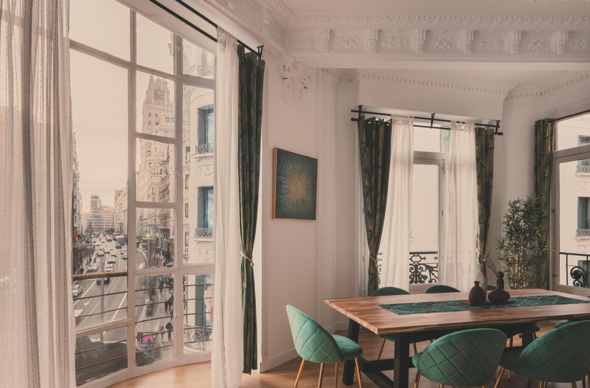 Apartment 8 Rooms, 6 Bathrooms Over Gran Via Street