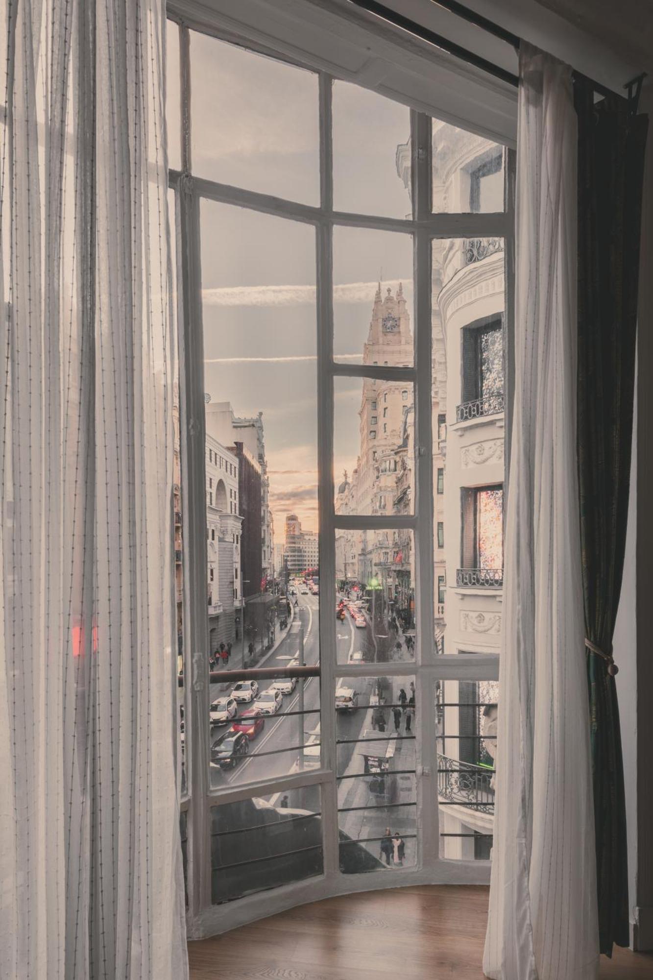 8 Rooms, 6 Bathrooms Over Gran Via Street Apartment *