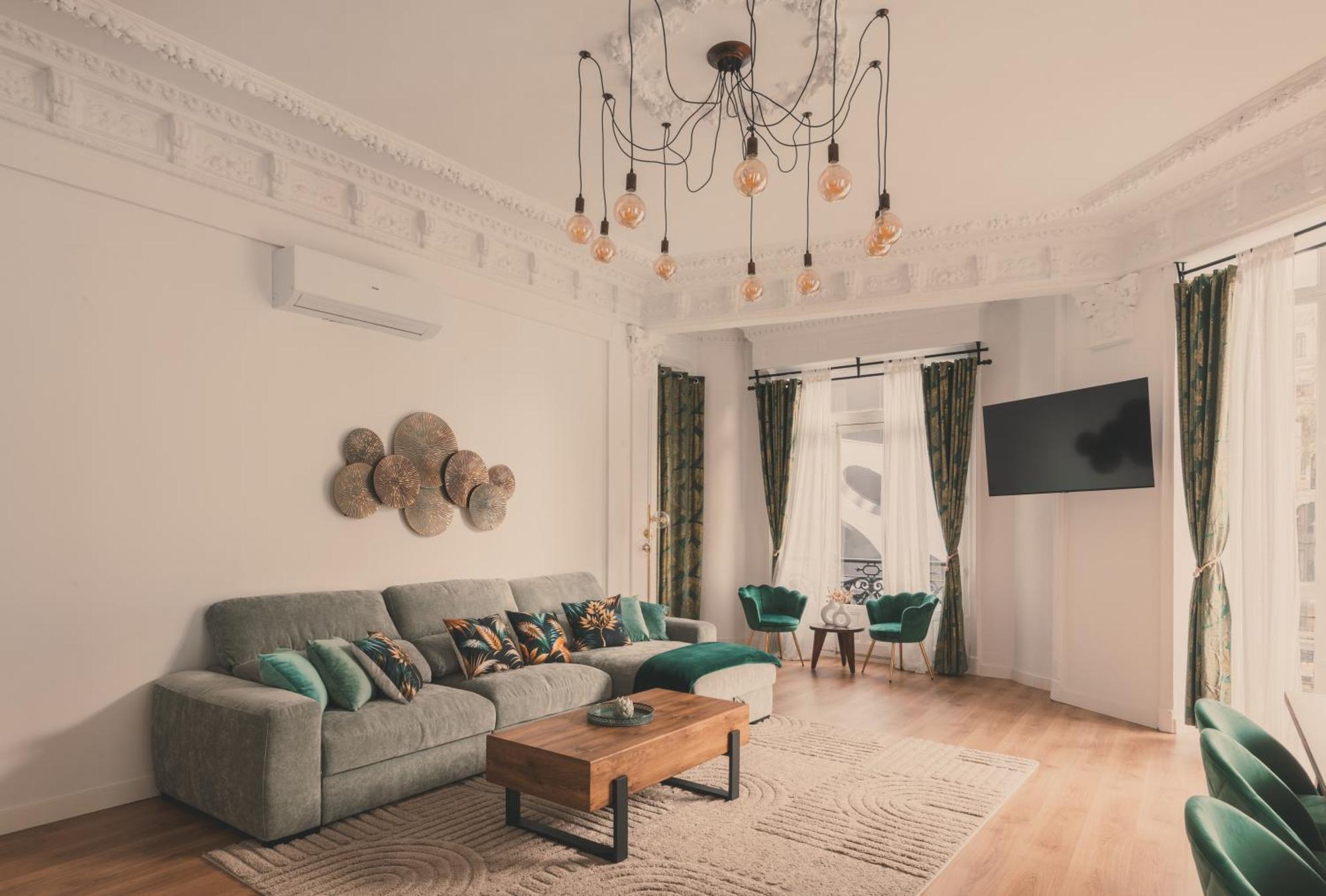 8 Rooms, 6 Bathrooms Over Gran Via Street Apartment Madrid