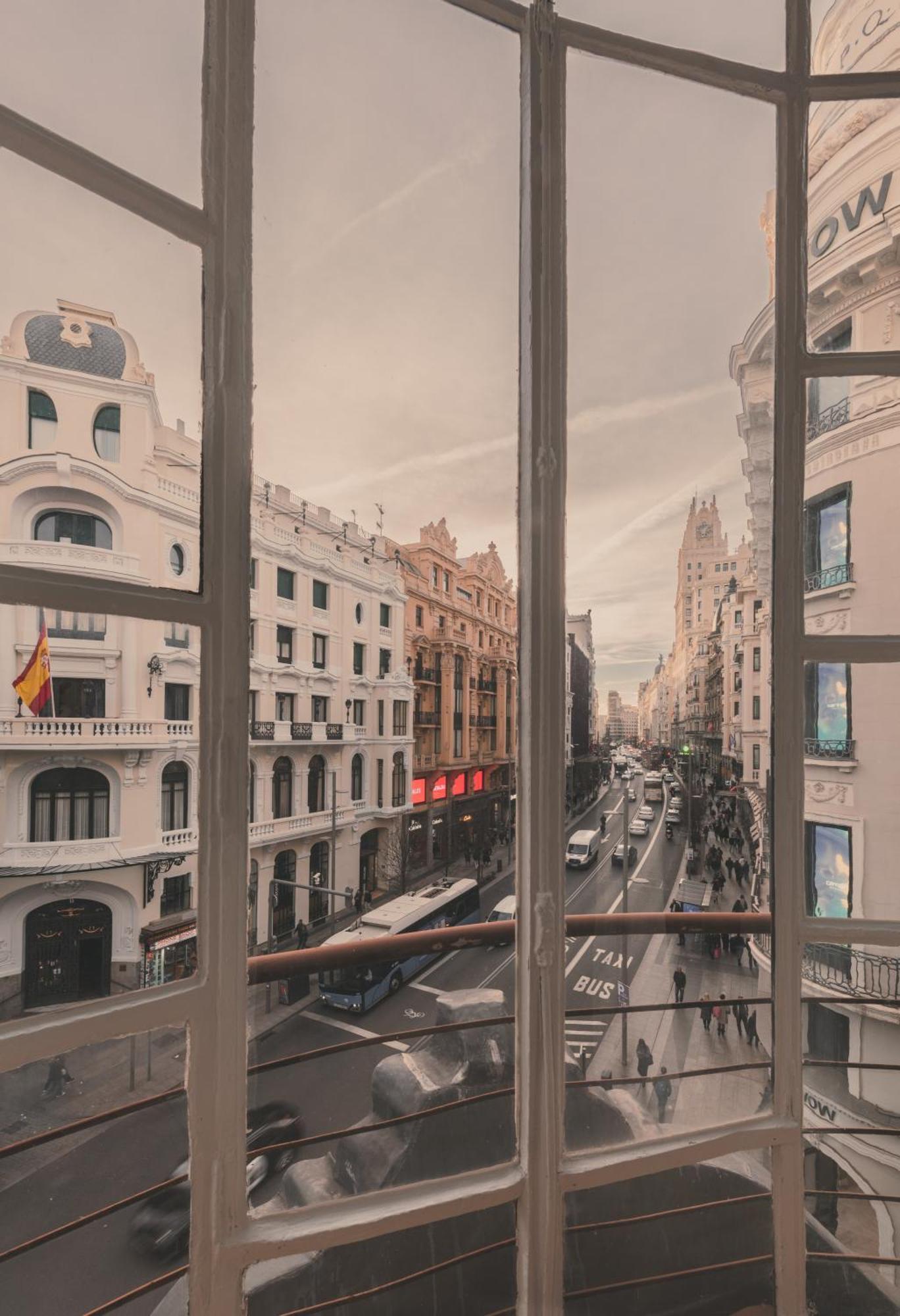 Apartment 8 Rooms, 6 Bathrooms Over Gran Via Street Madrid