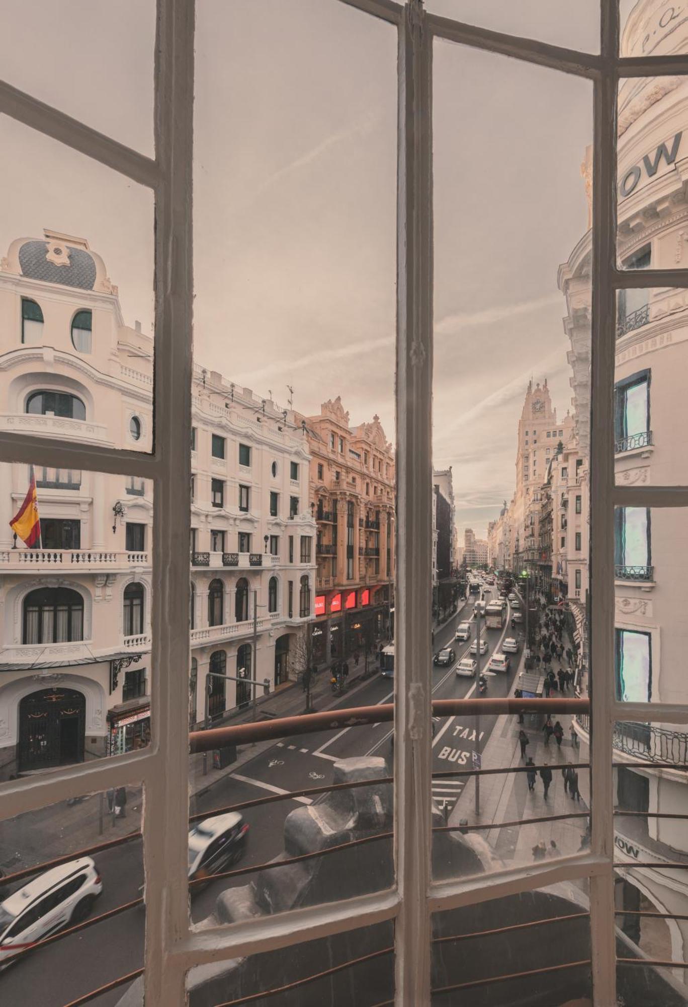 8 Rooms, 6 Bathrooms Over Gran Via Street Madrid