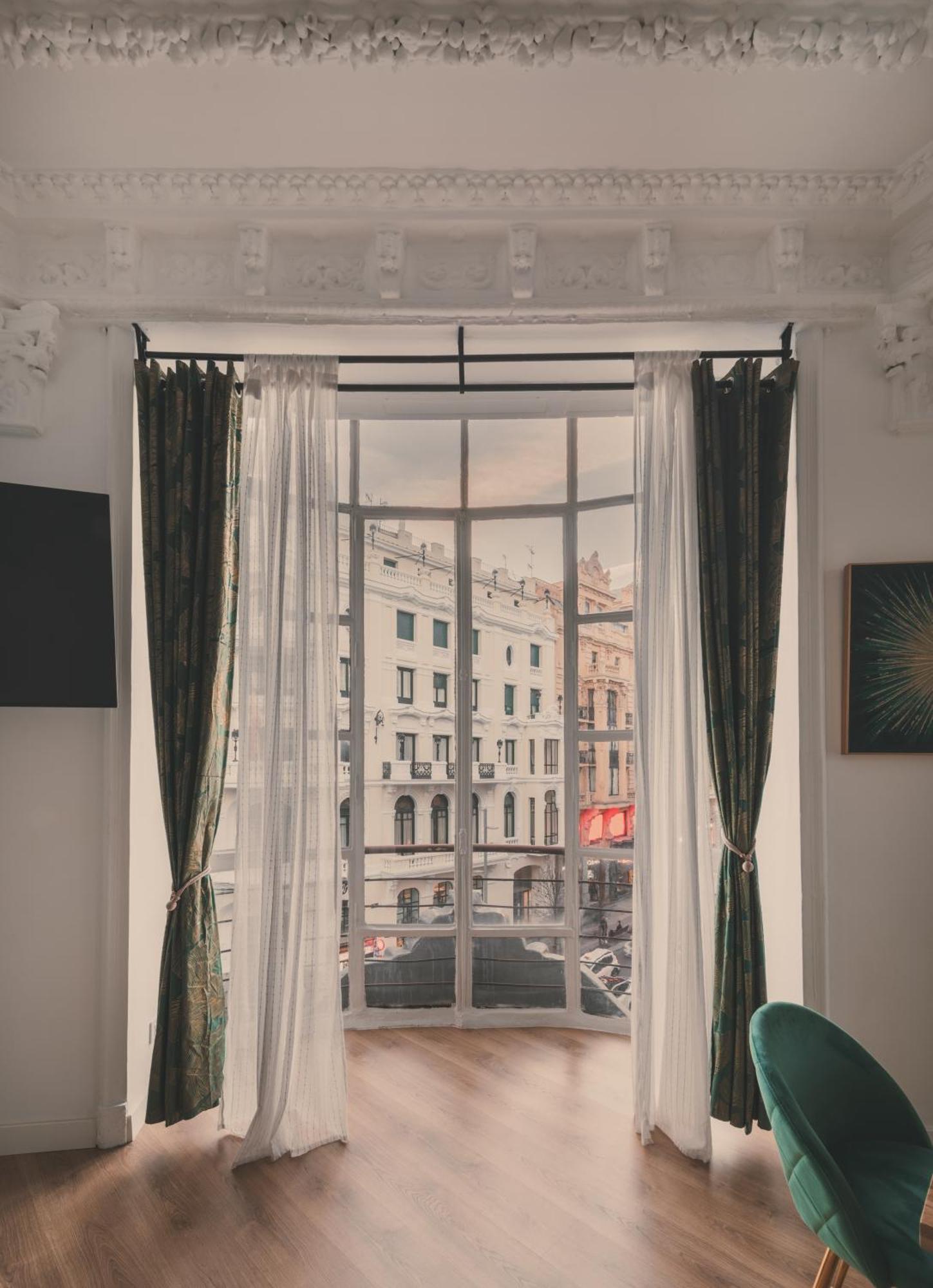 8 Rooms, 6 Bathrooms Over Gran Via Street Apartment