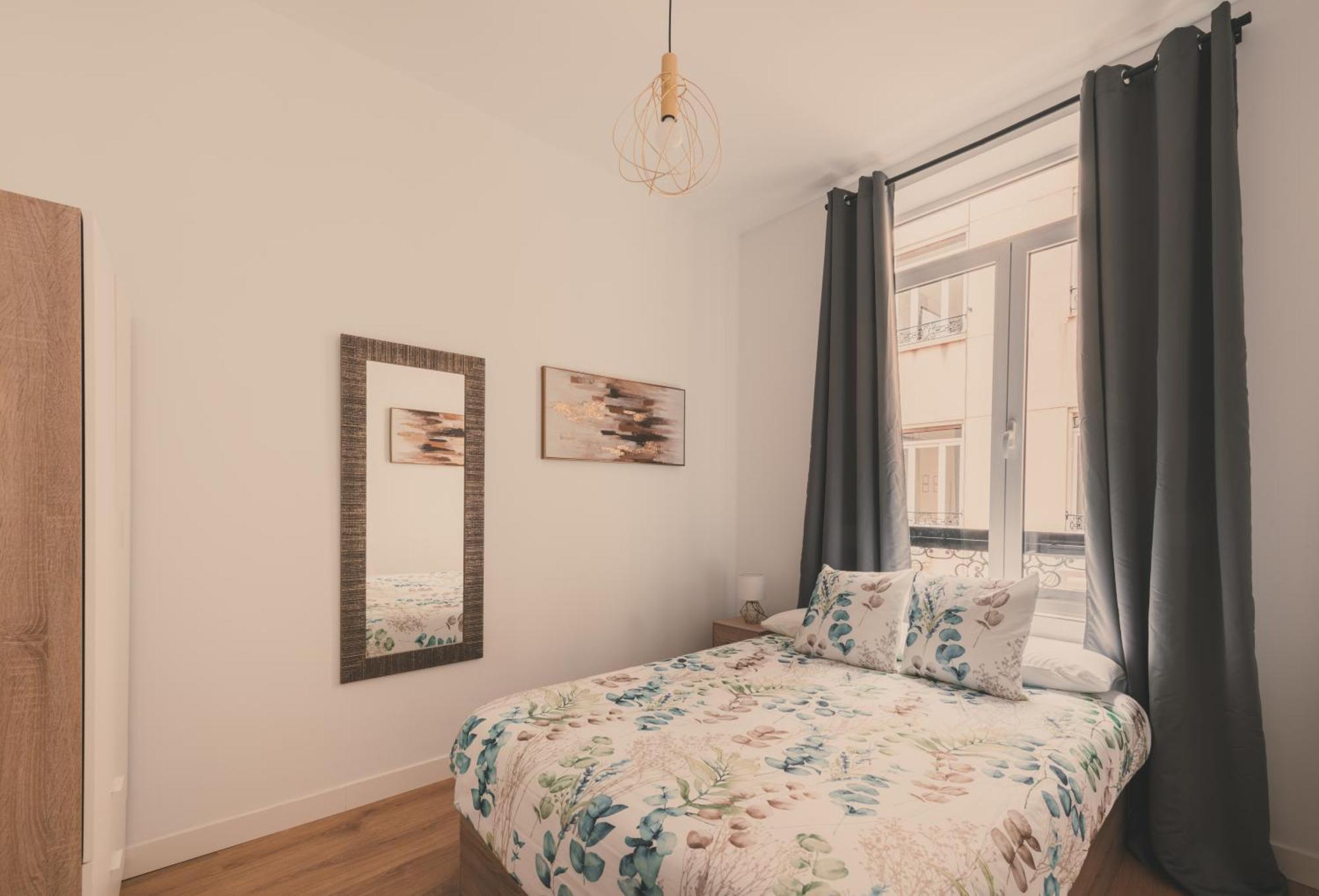 8 Rooms, 6 Bathrooms Over Gran Via Street Apartment *