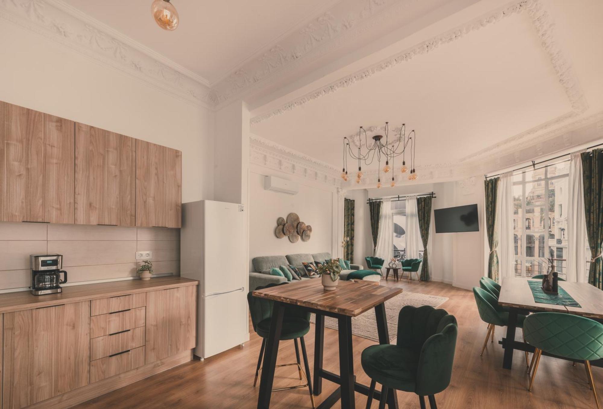 Apartment 8 Rooms, 6 Bathrooms Over Gran Via Street Madrid