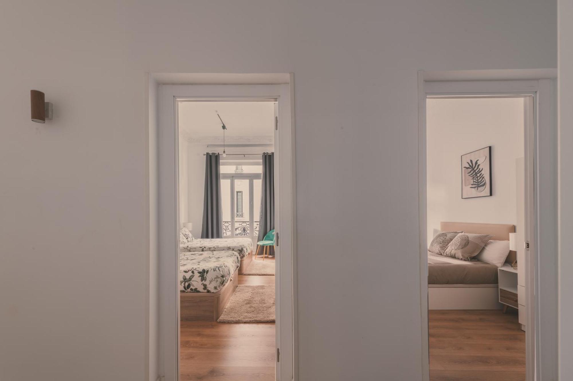 8 Rooms, 6 Bathrooms Over Gran Via Street *