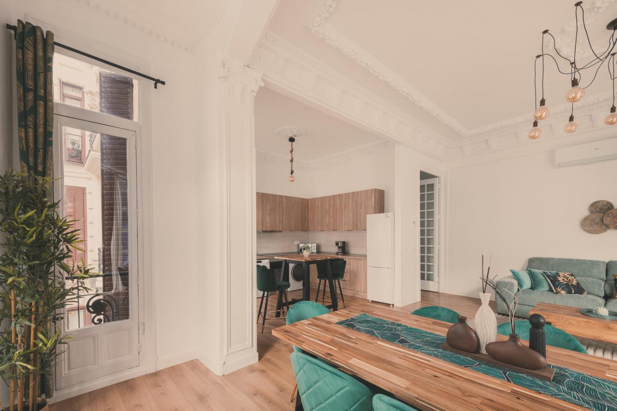 8 Rooms, 6 Bathrooms Over Gran Via Street Madrid