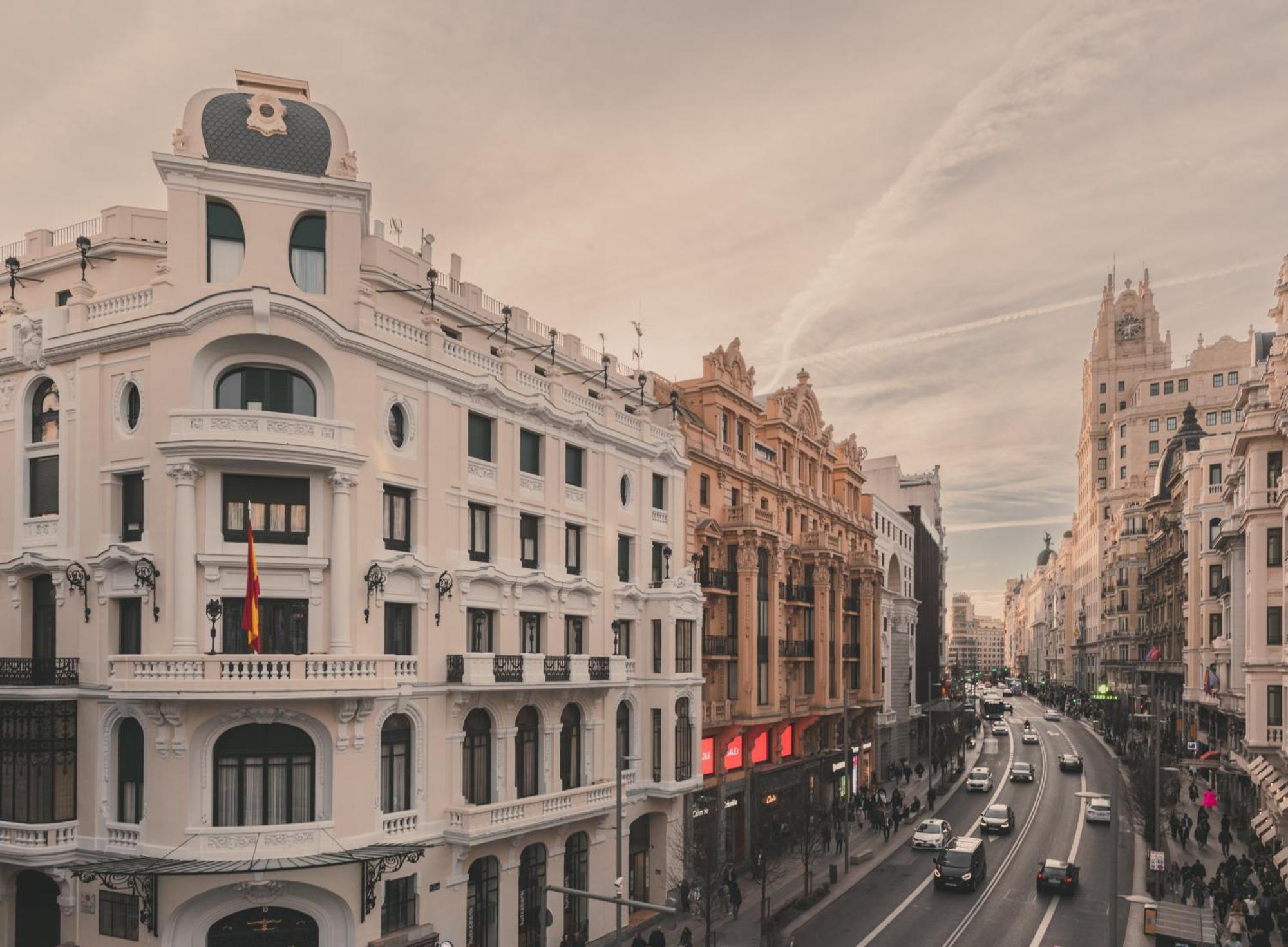 8 Rooms, 6 Bathrooms Over Gran Via Street * Madrid