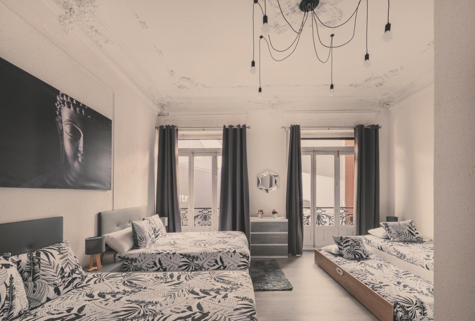 8 Rooms, 6 Bathrooms Over Gran Via Street Apartment