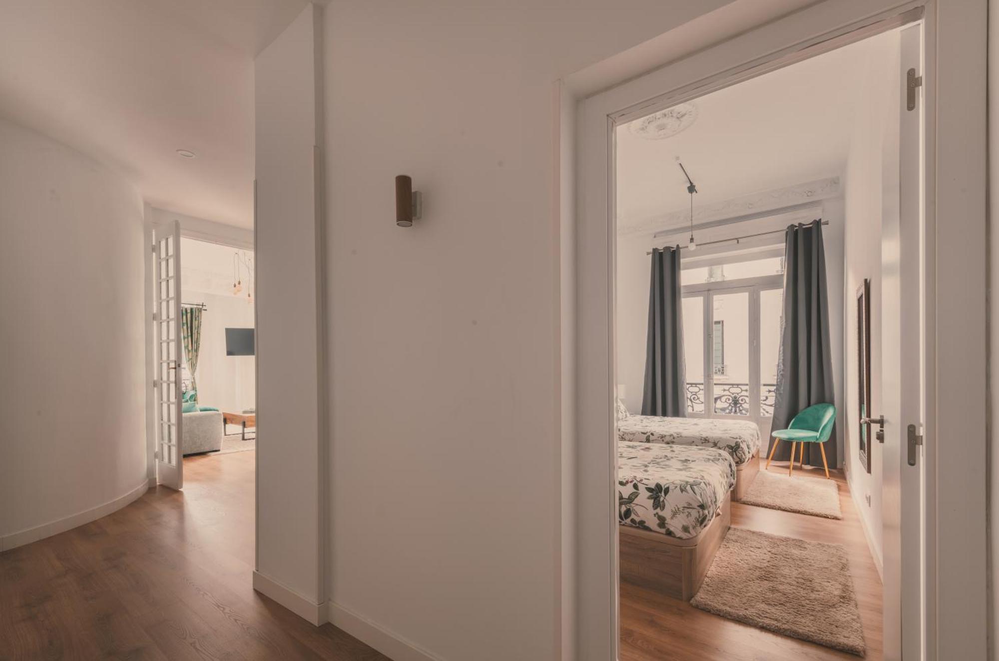 8 Rooms, 6 Bathrooms Over Gran Via Street Apartment *