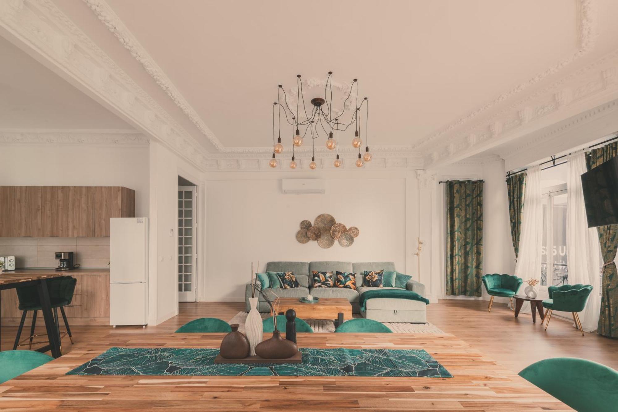 Apartment 8 Rooms, 6 Bathrooms Over Gran Via Street *