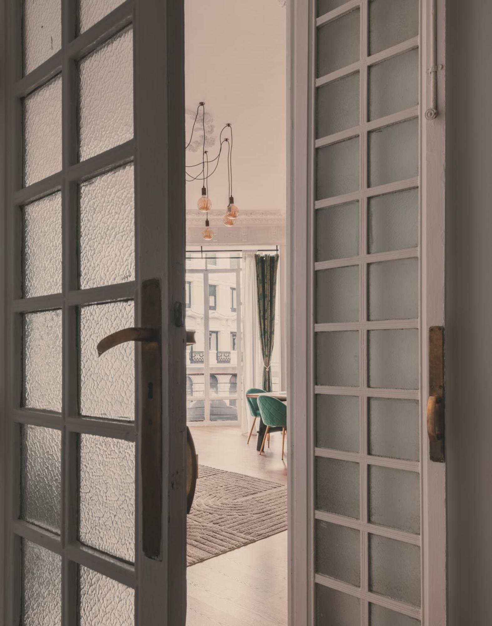 8 Rooms, 6 Bathrooms Over Gran Via Street Apartment Madrid