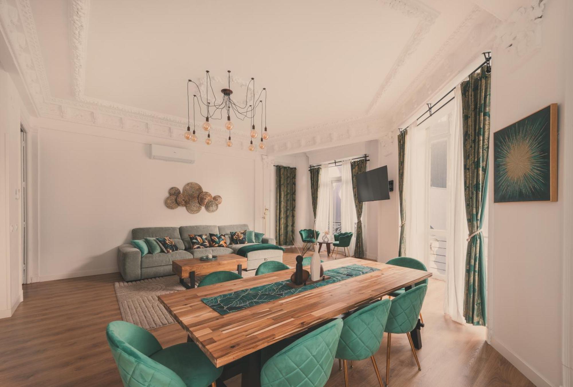 Apartment 8 Rooms, 6 Bathrooms Over Gran Via Street Madrid