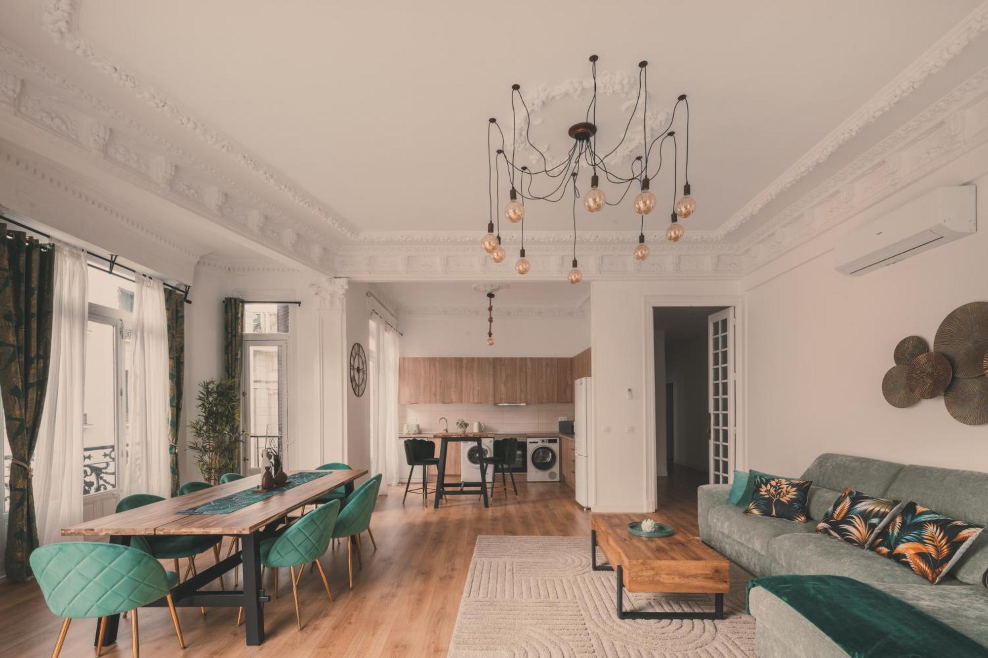 8 Rooms, 6 Bathrooms Over Gran Via Street *