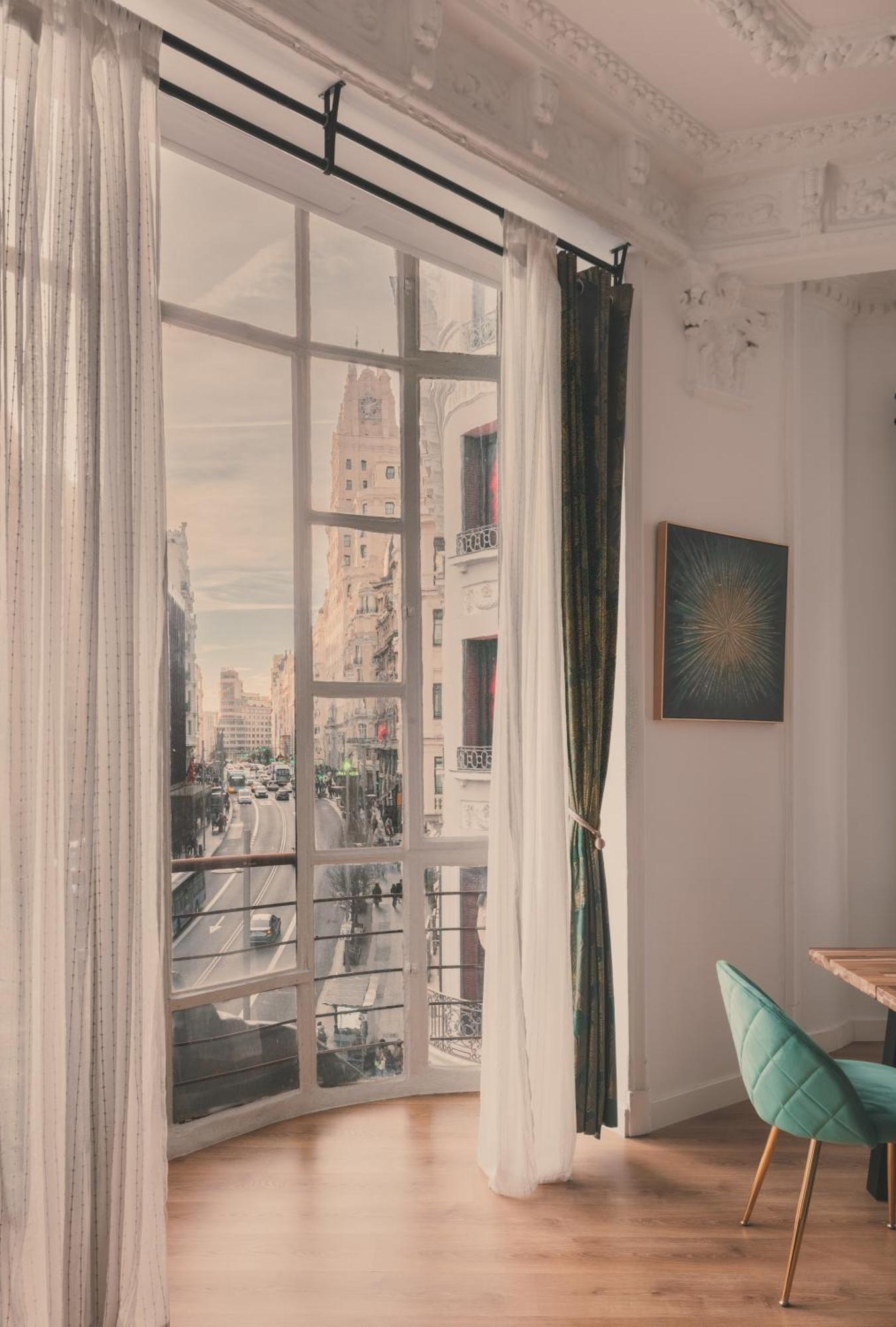 8 Rooms, 6 Bathrooms Over Gran Via Street * Madrid