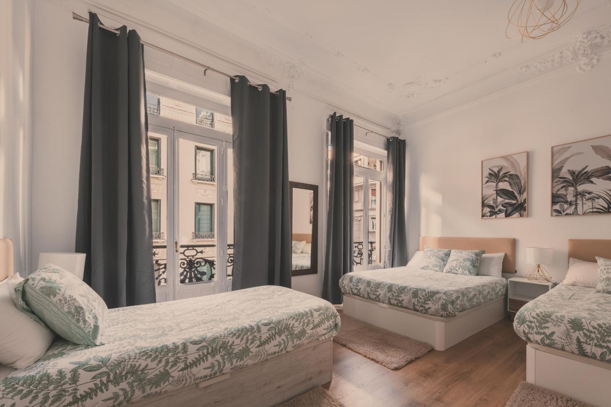 8 Rooms, 6 Bathrooms Over Gran Via Street Apartment