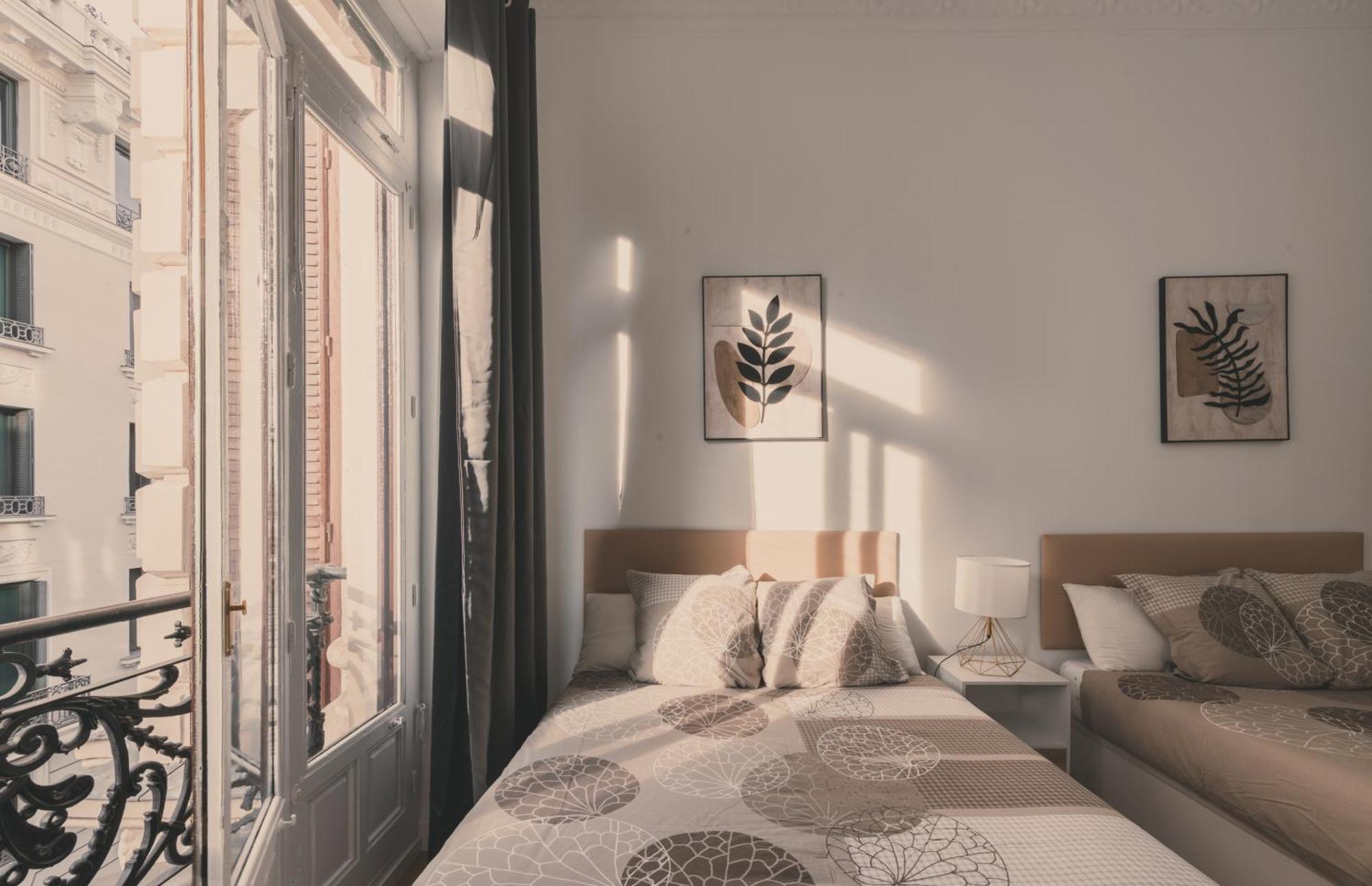 8 Rooms, 6 Bathrooms Over Gran Via Street Apartment Madrid