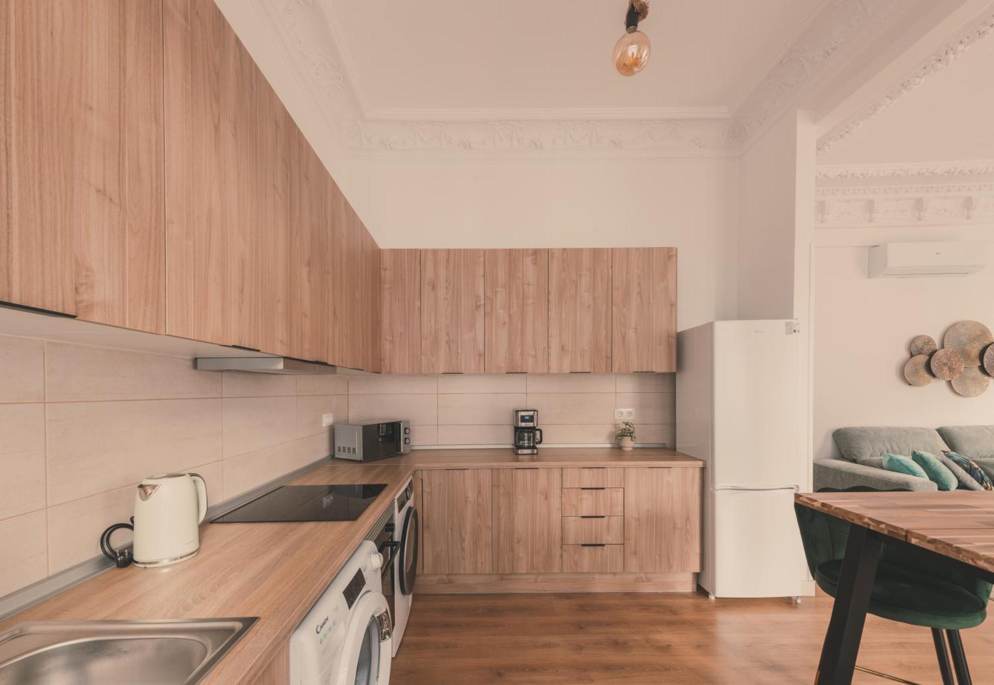 Apartment 8 Rooms, 6 Bathrooms Over Gran Via Street Madrid
