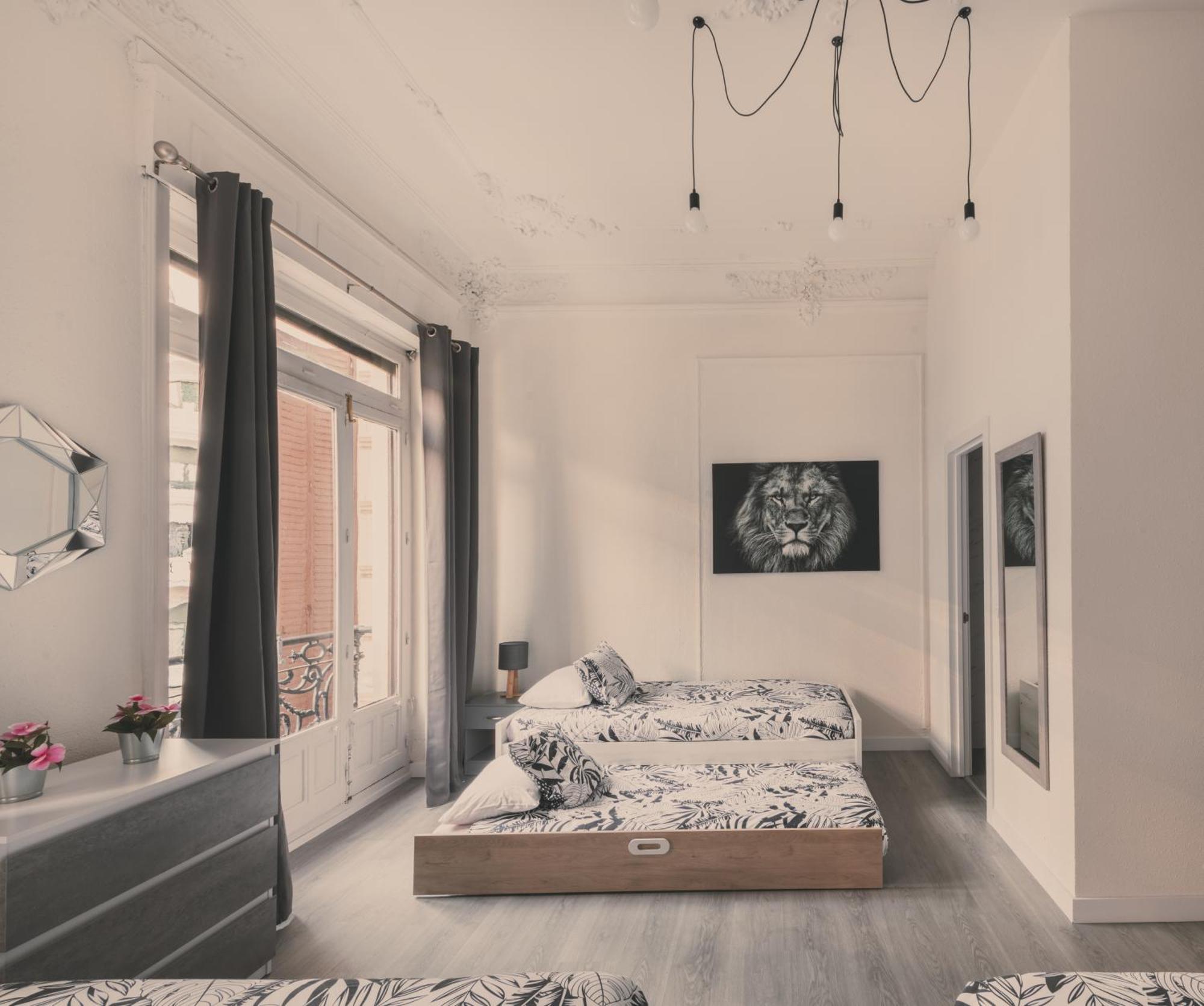 8 Rooms, 6 Bathrooms Over Gran Via Street Madrid