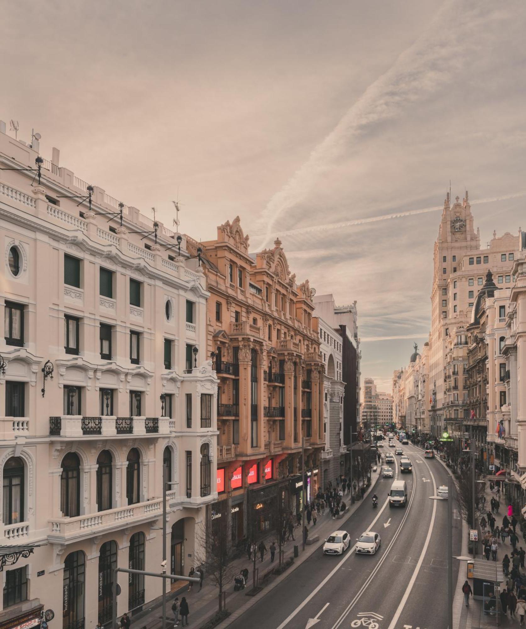 8 Rooms, 6 Bathrooms Over Gran Via Street