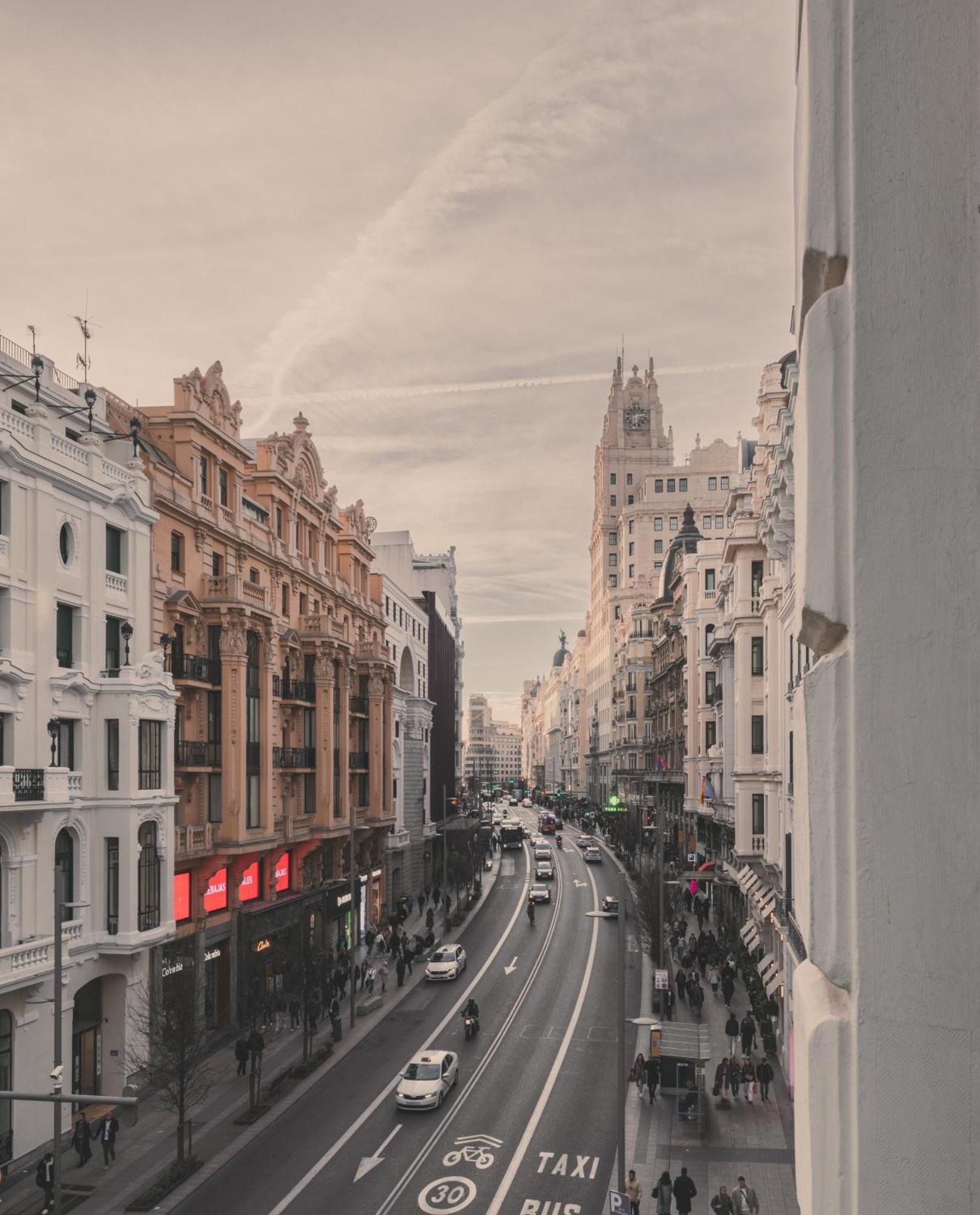 8 Rooms, 6 Bathrooms Over Gran Via Street Apartment