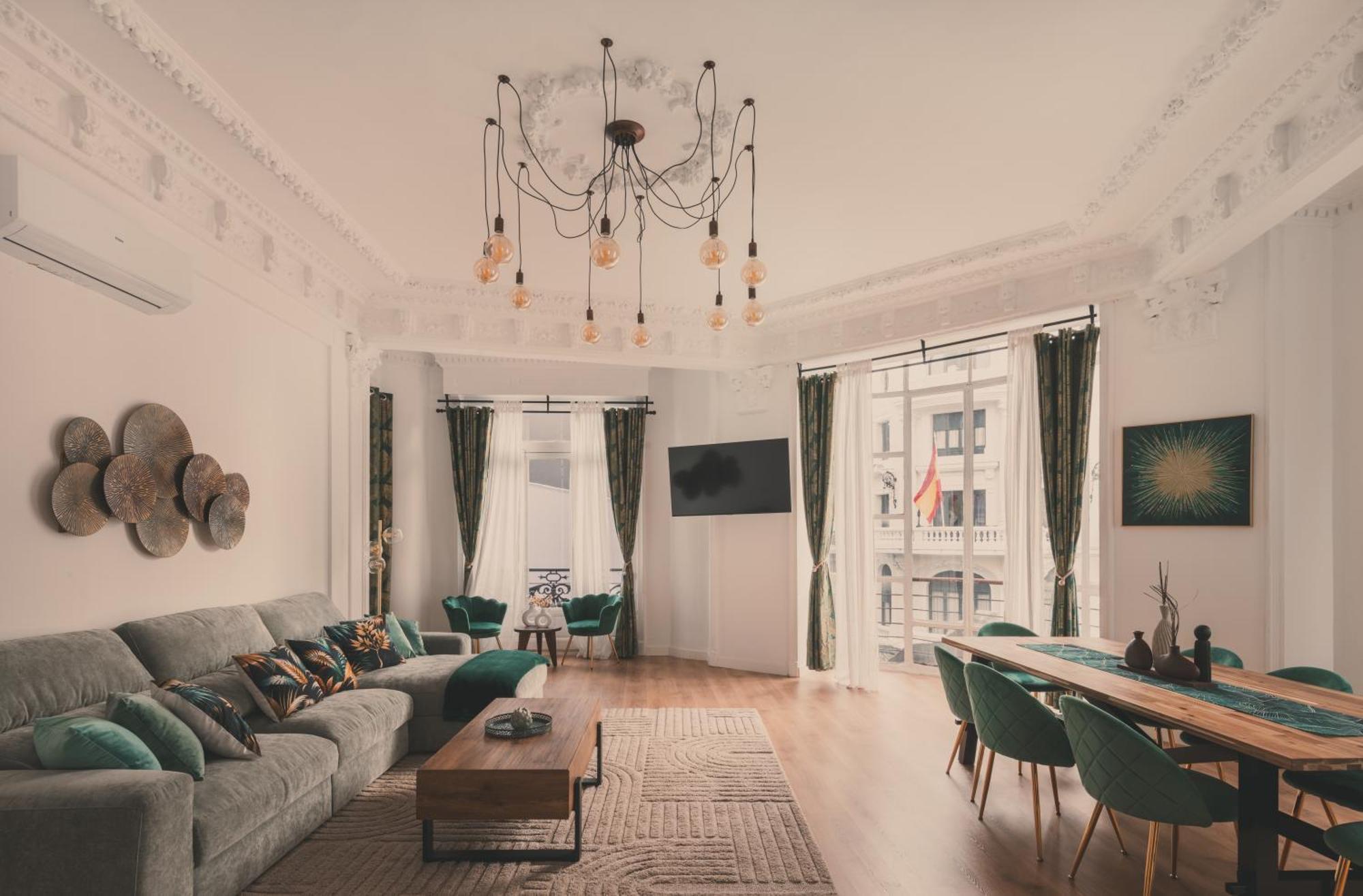 Apartment 8 Rooms, 6 Bathrooms Over Gran Via Street