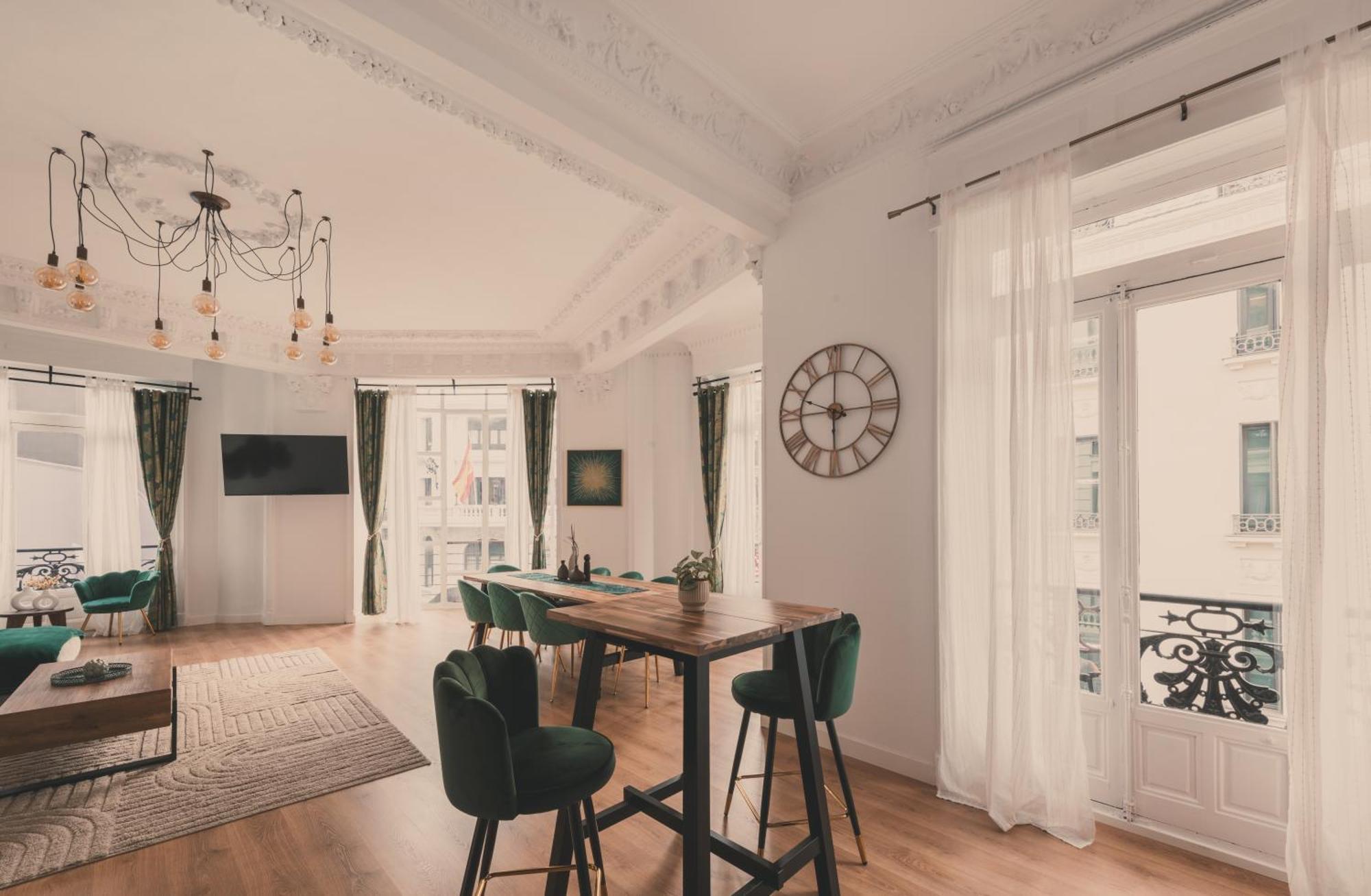 Apartment 8 Rooms, 6 Bathrooms Over Gran Via Street Madrid