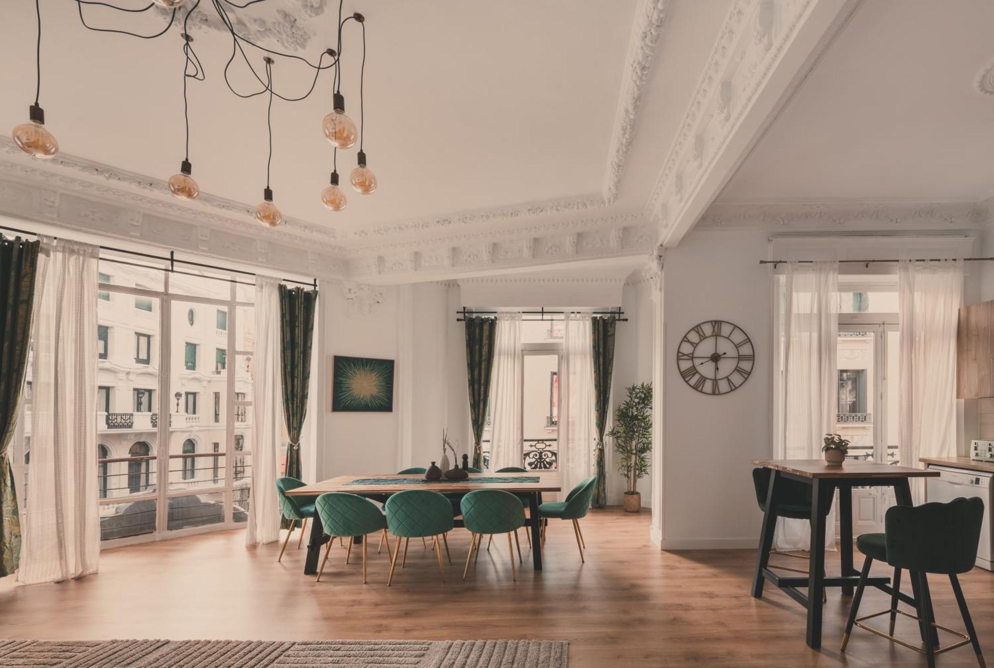 8 Rooms, 6 Bathrooms Over Gran Via Street Madrid